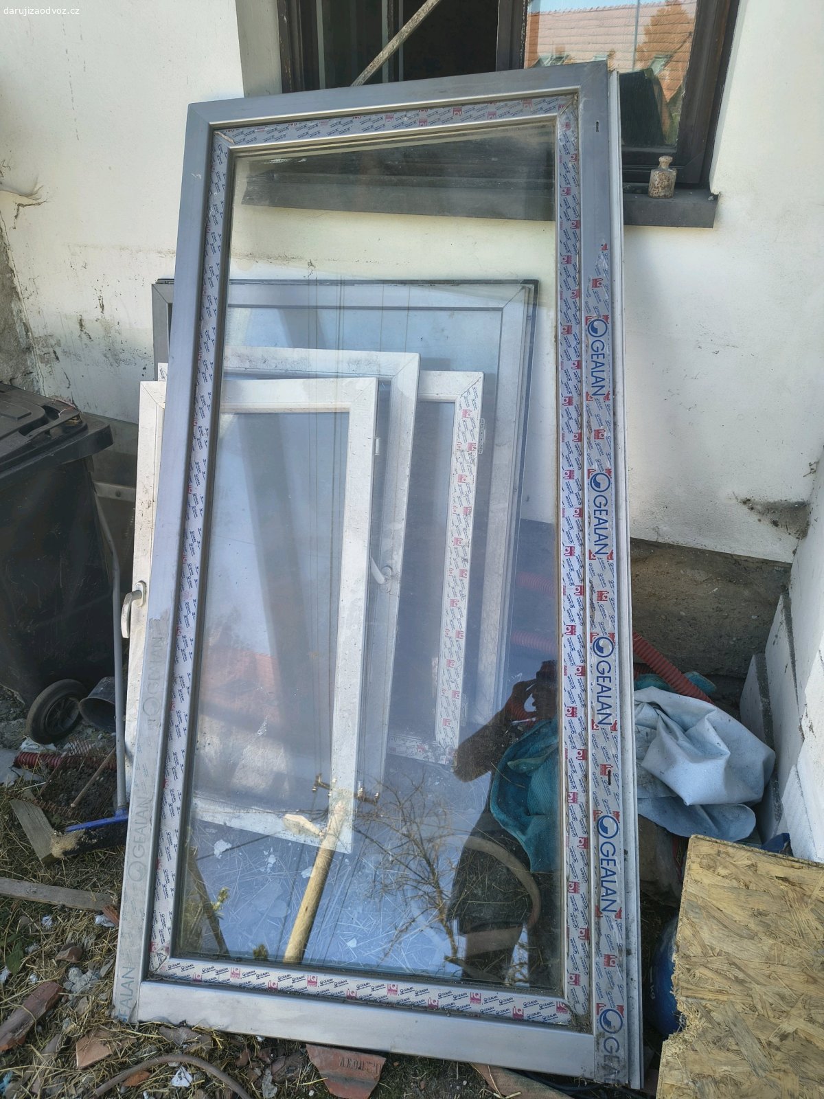 Daruji balkonové dveře + 4 okna. jedná se o nepoužité dveře a okna. okna bez rámu.
Dveře 214x104 gealan 
Okno velke 114x120
Okno stredni 96x105
Okna mala 70x115