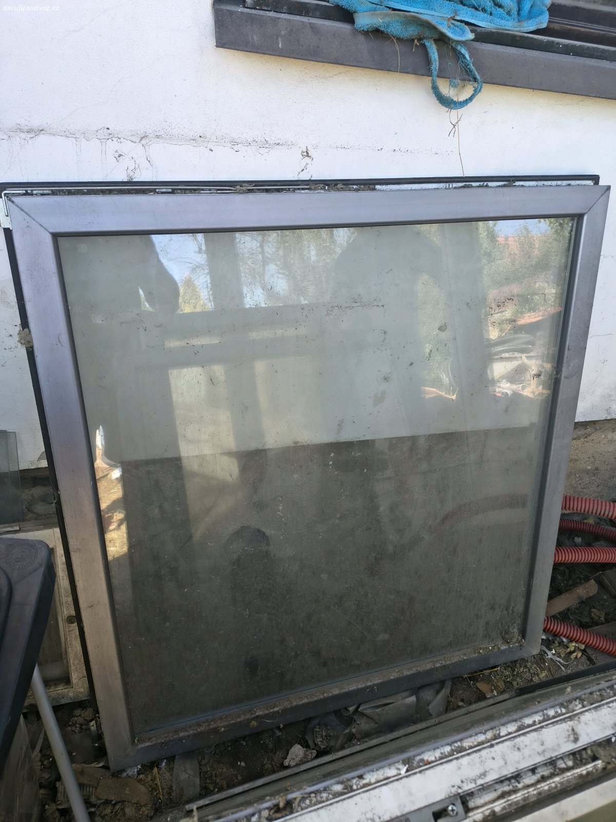 Daruji balkonové dveře + 4 okna. jedná se o nepoužité dveře a okna. okna bez rámu.
Dveře 214x104 gealan 
Okno velke 114x120
Okno stredni 96x105
Okna mala 70x115