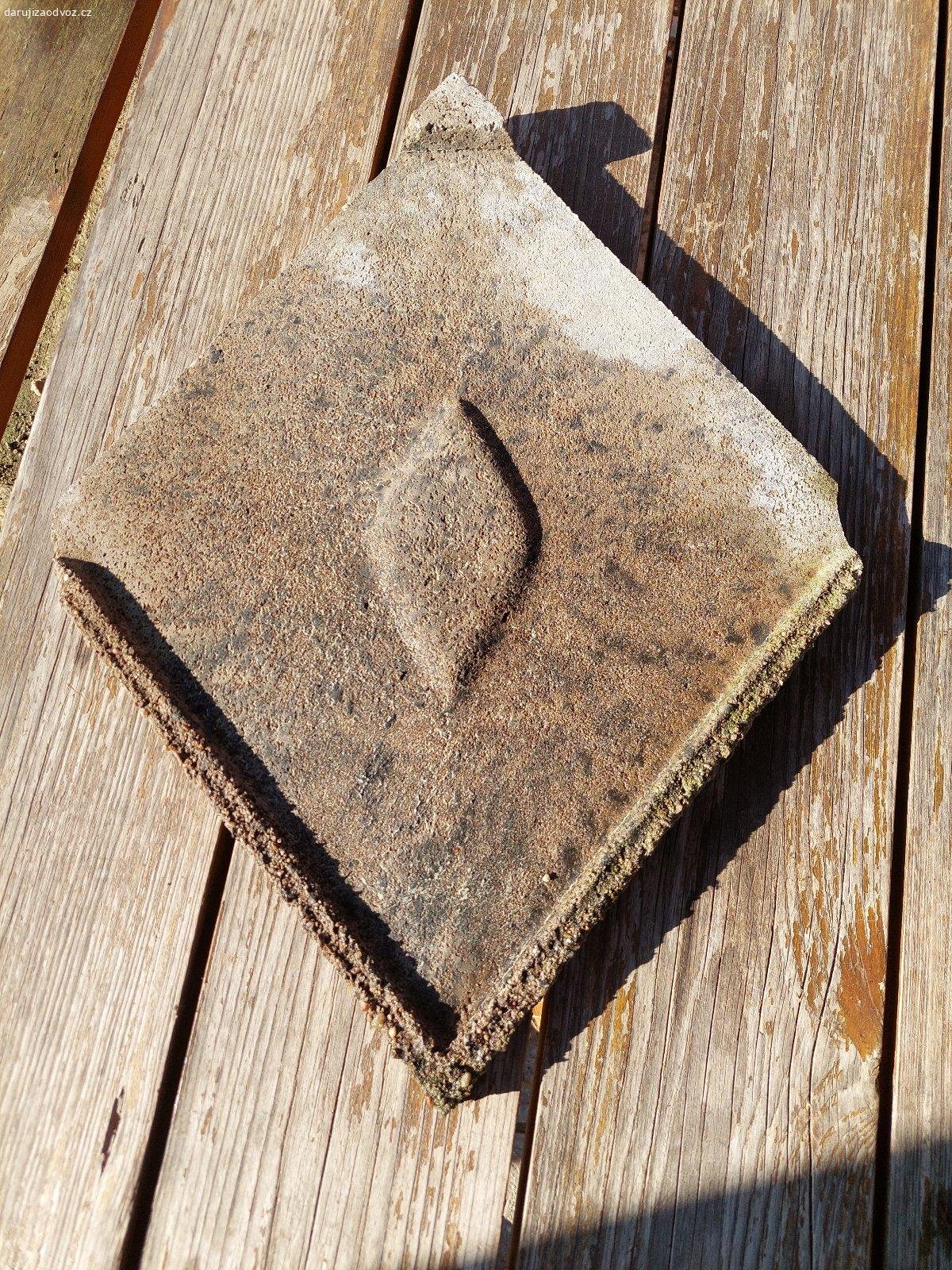 Daruji betonové střešní tašky. Délka strany 33cm, delší úhlopříčka 51,5cm, kratší 39cm. Síla 12mm. Hmotnost 3kg. Množství cca 1700ks, volně loženo, nutno nakládat ručně. Adresu upřesním v další komunikaci.
