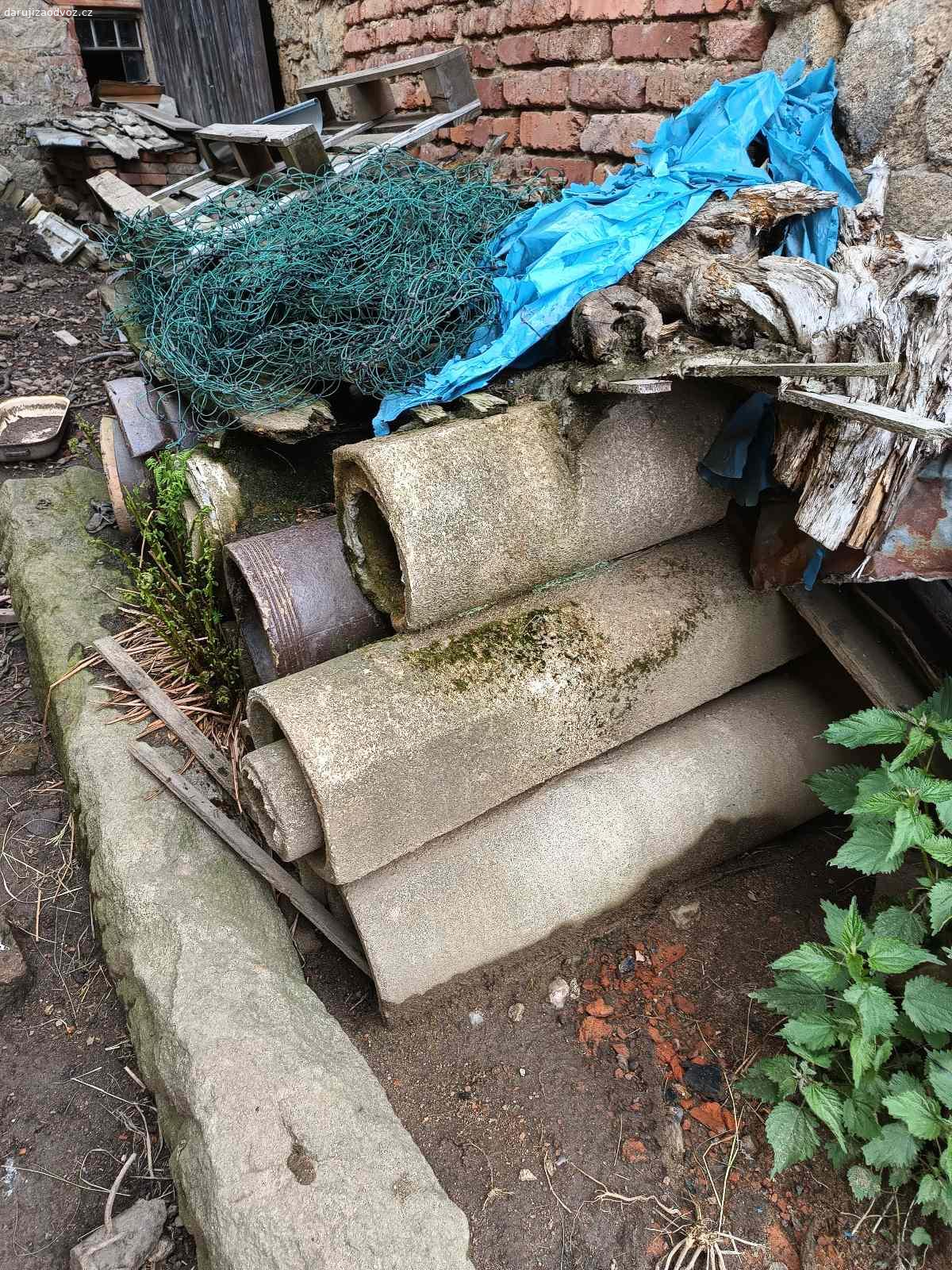 Daruji betonové trubky. Daruji betonové trubky, některé poškozené.