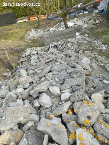 daruji betonovou sut ze staré podlahy