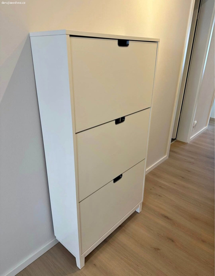 Daruji bílý nábytek z předsíně a další vybavení by