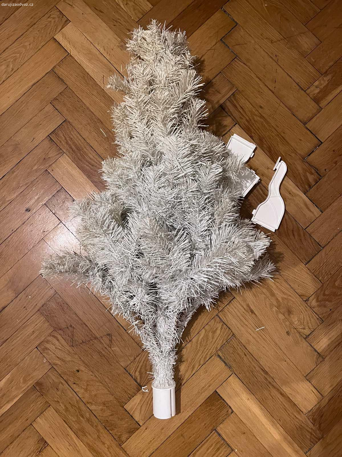 Daruji bílý stromek vysoký 1m. Daruji bílý stromek na vánoce se všemi nohami někomu komu se bude hodit na Vánoce. Je trochu vyšisovaný od sluníčka takže je více do žluta od špičky tak do půlky, ale když je vyzdobený není to tolik vidět. Využívám několik let a nahradili jsme jej vyšším stromkem. Větve jsou ok, neláme se.