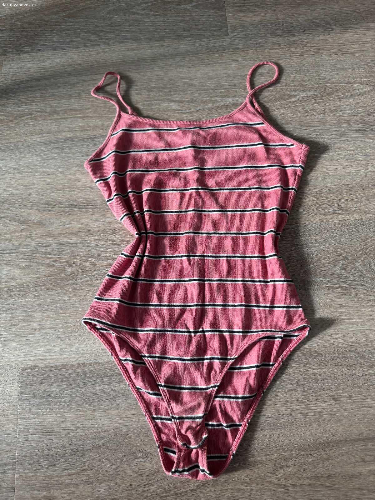 Daruji body a crop top. Daruji bodyčko a crop top s dlouhým rukávem, velikost M oboje, málo nošené. Převzetí možné také Brno či Louny.