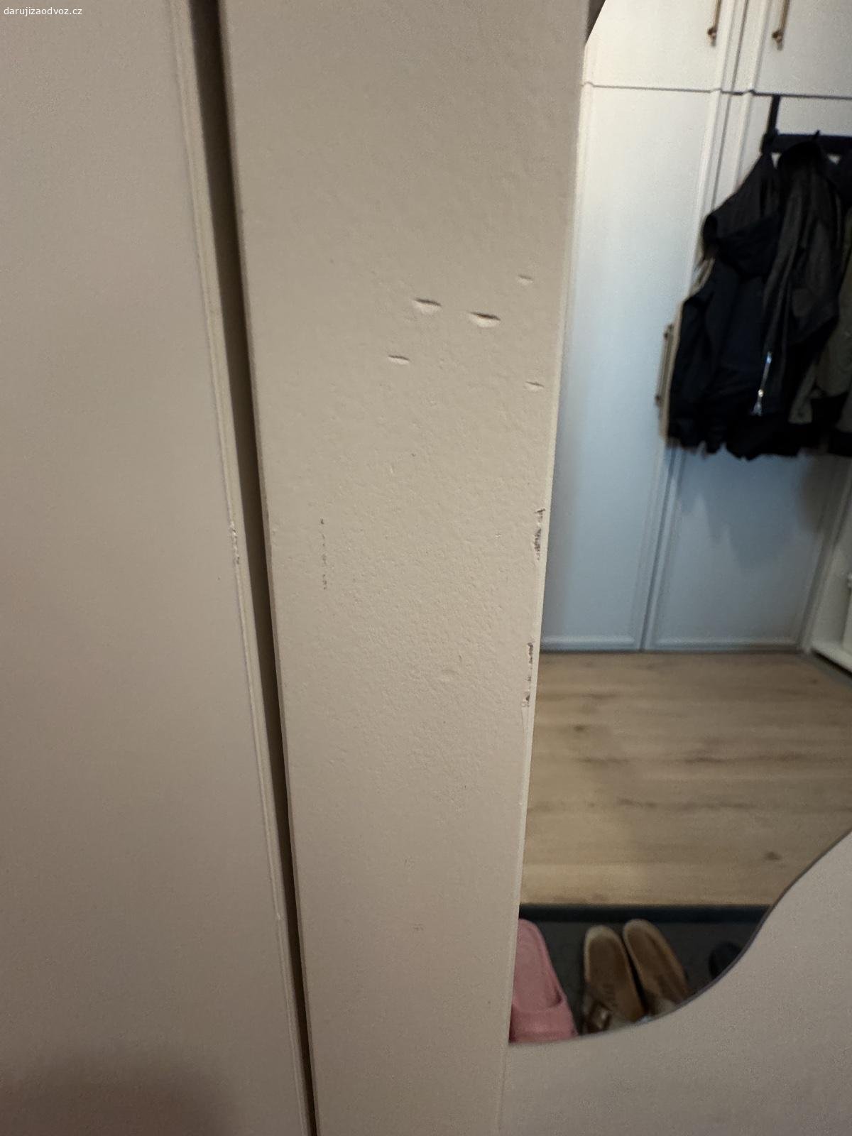 Daruji botník. Daruji botník z IKEA za odvoz, ve složeném stavu. Botník cca 5 let starý, opotřebení odpovídá stáří výrobku, drobné oděrky. Rozměry: šířka 106 cm, hloubka 22 cm, výška 101 cm.