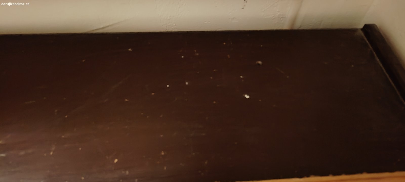 Daruji botník. Daruji botník s výklopnými dvířky a dvěma patry. 
Rozměry: 75x 24(hloubka)x 41,5
Horní deska je podřená viz foto.