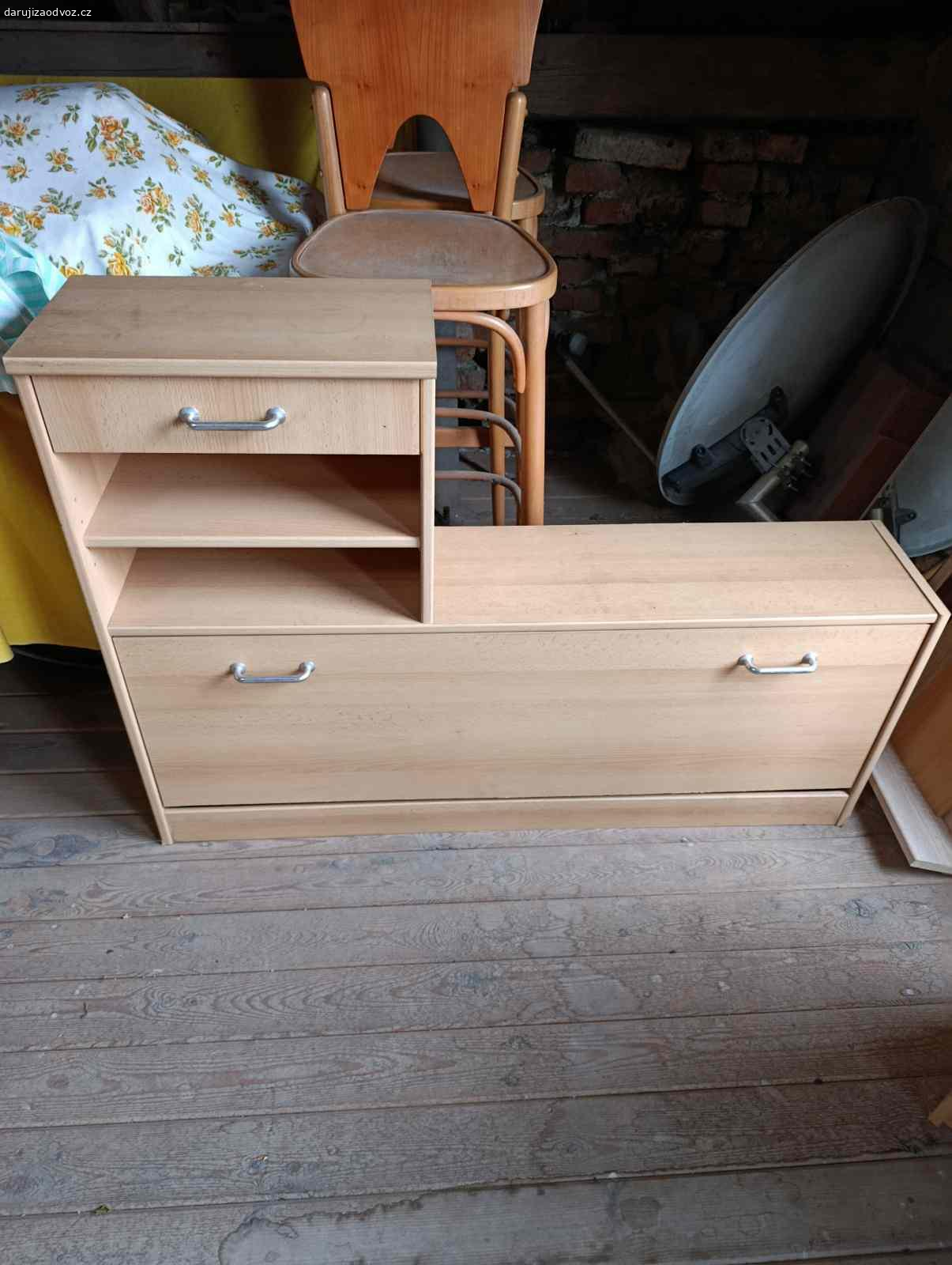 Daruji botníky a židle. Daruji za odvoz nepotřebné věci dva botníky a dvě barové židle vše funkční mírné opotřebení.