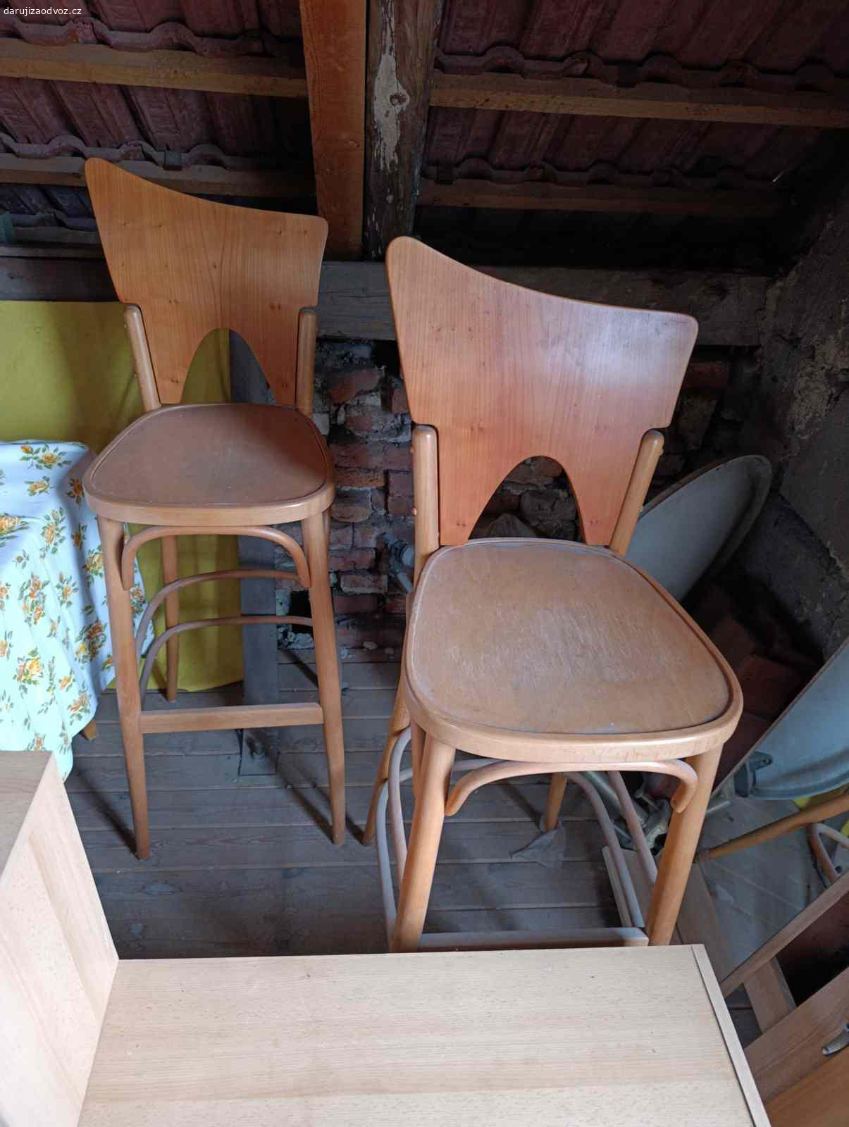 Daruji botníky a židle. Daruji za odvoz nepotřebné věci dva botníky a dvě barové židle vše funkční mírné opotřebení.