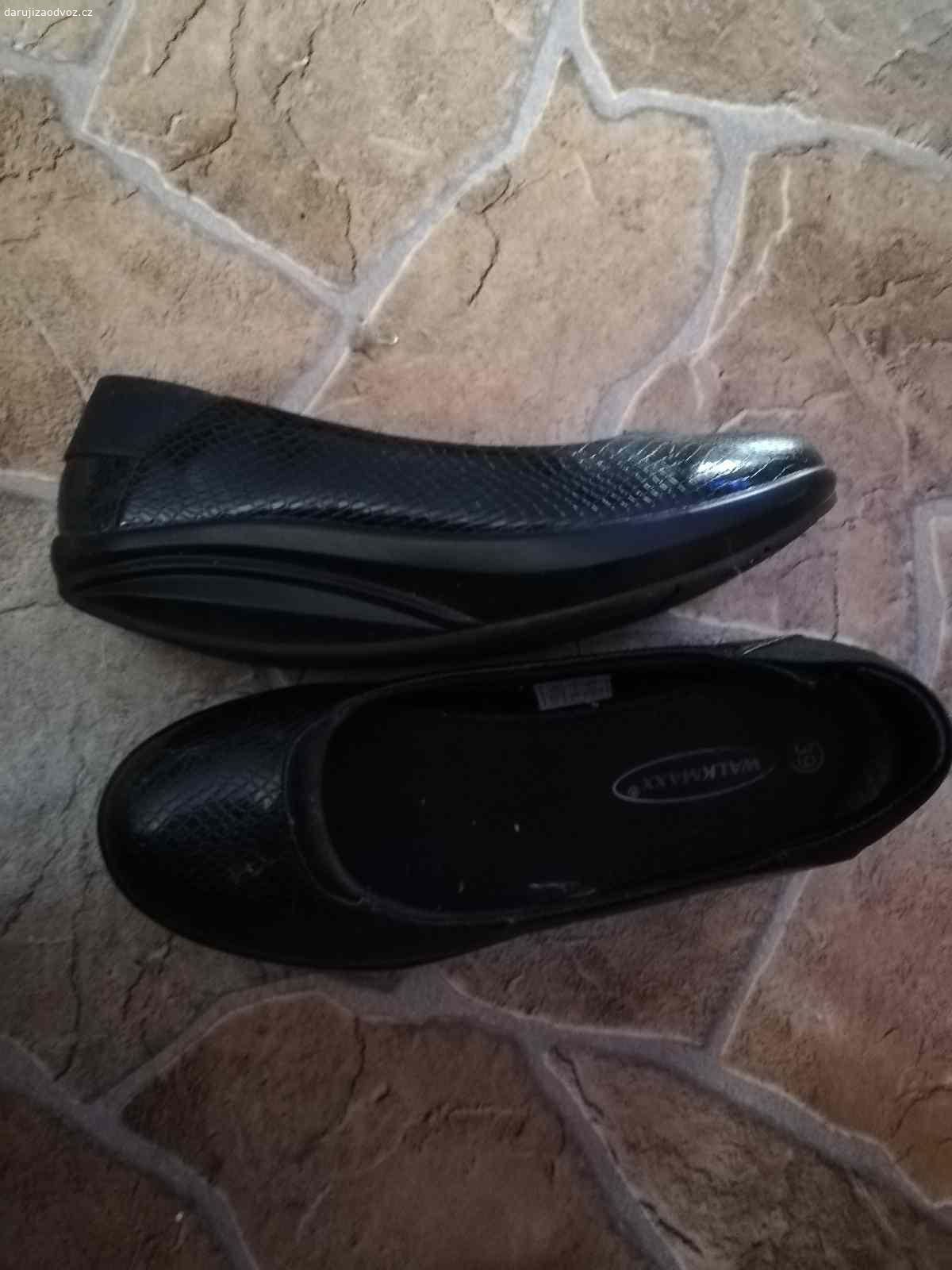 Daruji boty. 2 pary bot zn. Walkmaxx,velikost 39,dámské,nenošené,zaprášené od skladování. Pouze sms, nebo volat. POUZE OSOBNÍ ODBĚR. Děkuji