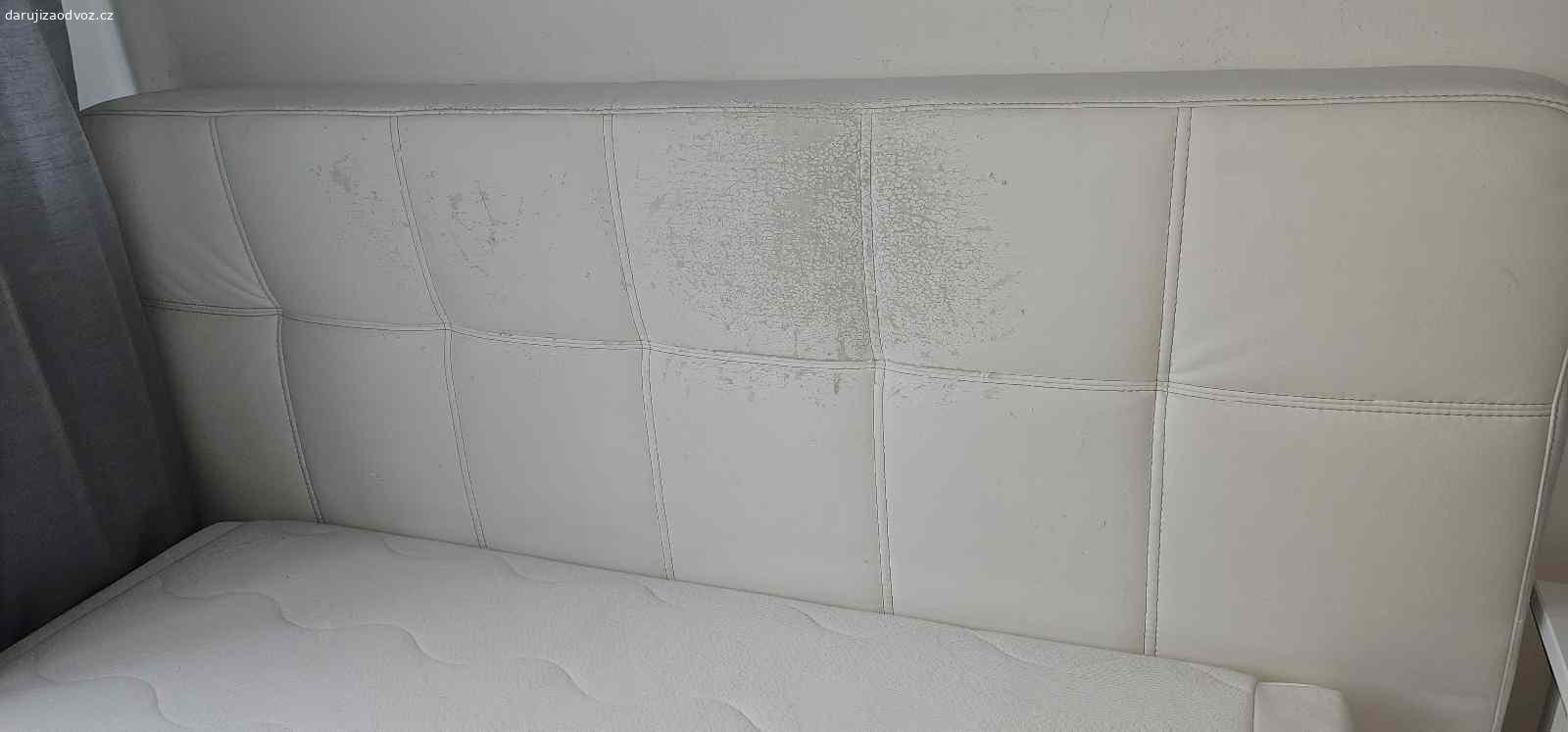 Daruji boxspring postel za odvoz. Daruji boxspring vyssi postel za odvoz. 
Nutne si vystehovat po schodech z 5. patra!
Velikost 140x200
Upozornuji, ze celo postele je jiz dost opotrebene, jinak matrace v poradku protoze byla pouzivana jeste svrchni topper matrace, kterou k tomu nedavam. Pouzivane cca 10 let.

Praha Letnany.