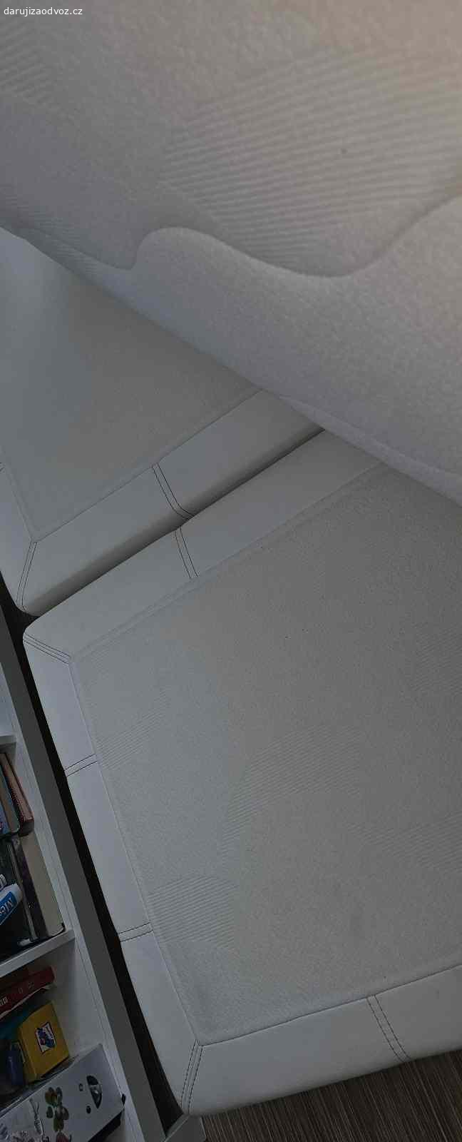 Daruji boxspring postel za odvoz. Daruji boxspring vyssi postel za odvoz. 
Nutne si vystehovat po schodech z 5. patra!
Velikost 140x200
Upozornuji, ze celo postele je jiz dost opotrebene, jinak matrace v poradku protoze byla pouzivana jeste svrchni topper matrace, kterou k tomu nedavam. Pouzivane cca 10 let.

Praha Letnany.