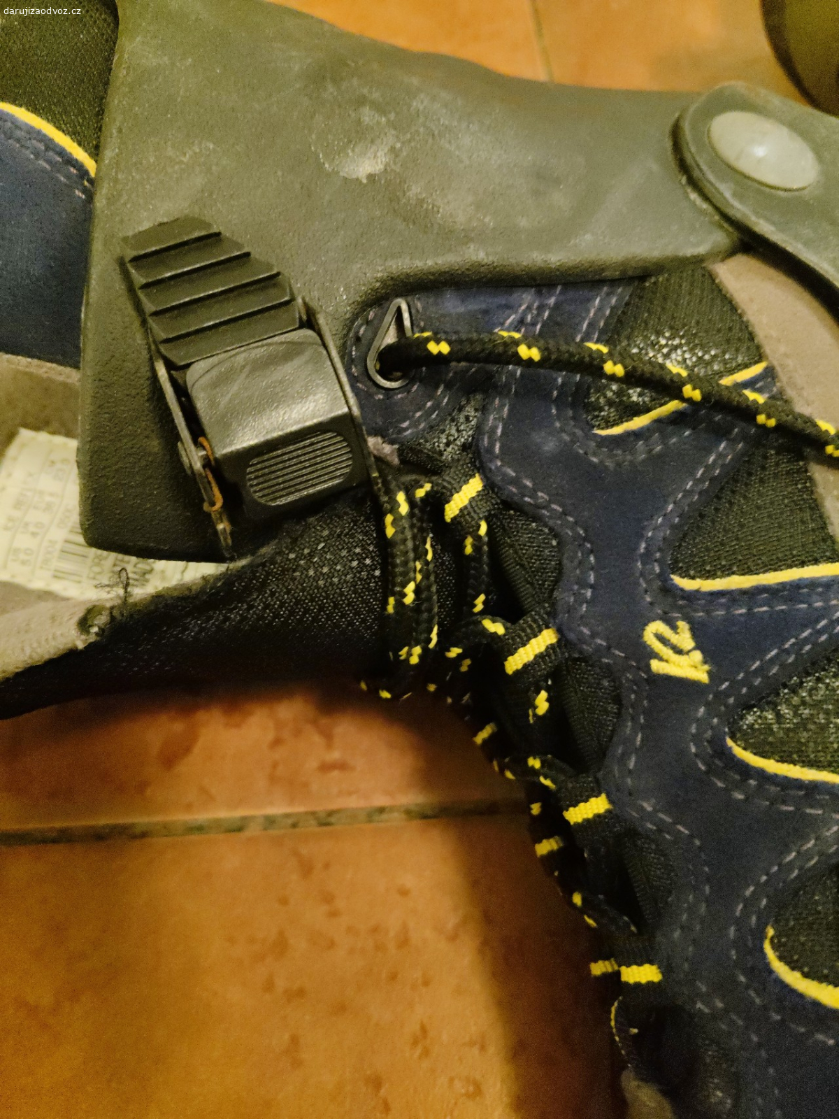 daruji brusle K2. daruji dětské brusle vel. 36,5. přezky nefunkční, jsou už na doježdění