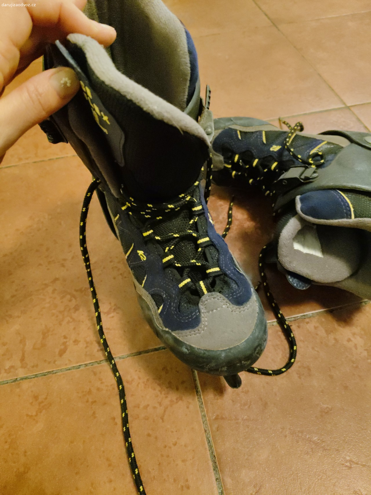 daruji brusle K2. daruji dětské brusle vel. 36,5. přezky nefunkční, jsou už na doježdění