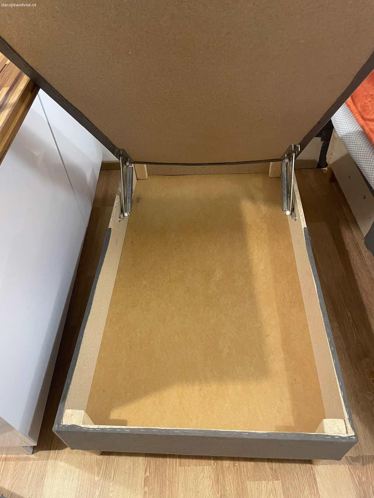 Daruji část gauče. Daruji část gauče (123x70 cm) s úložným prostorem. Chtělo by trochu vyčistit. Máme domácí mazlíčky, tak může být chloupek, můžu přidat deku (má žmolky).