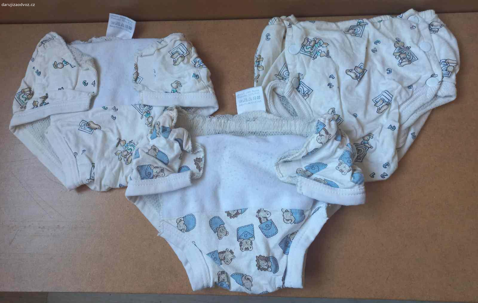 Daruji celkem 8 kusů svrchních plen vel. 7-9 kg. Daruji celkem 8 kusů svrchních plen pro miminka o váze 7 až 9 kg různých výrobců:  3 ks Bambino Mio, 3 ks Gemini basics, 2 ks Jollytoys.