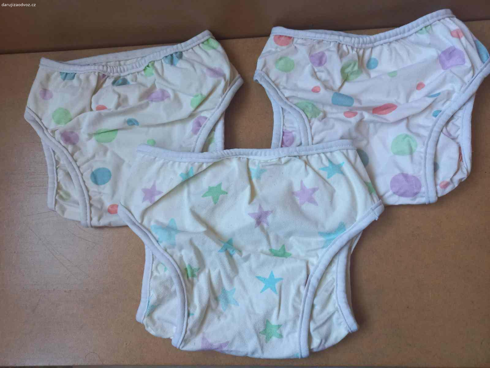 Daruji celkem 8 kusů svrchních plen vel. 7-9 kg. Daruji celkem 8 kusů svrchních plen pro miminka o váze 7 až 9 kg různých výrobců:  3 ks Bambino Mio, 3 ks Gemini basics, 2 ks Jollytoys.