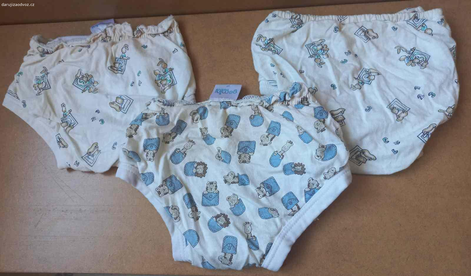 Daruji celkem 8 kusů svrchních plen vel. 7-9 kg. Daruji celkem 8 kusů svrchních plen pro miminka o váze 7 až 9 kg různých výrobců:  3 ks Bambino Mio, 3 ks Gemini basics, 2 ks Jollytoys.