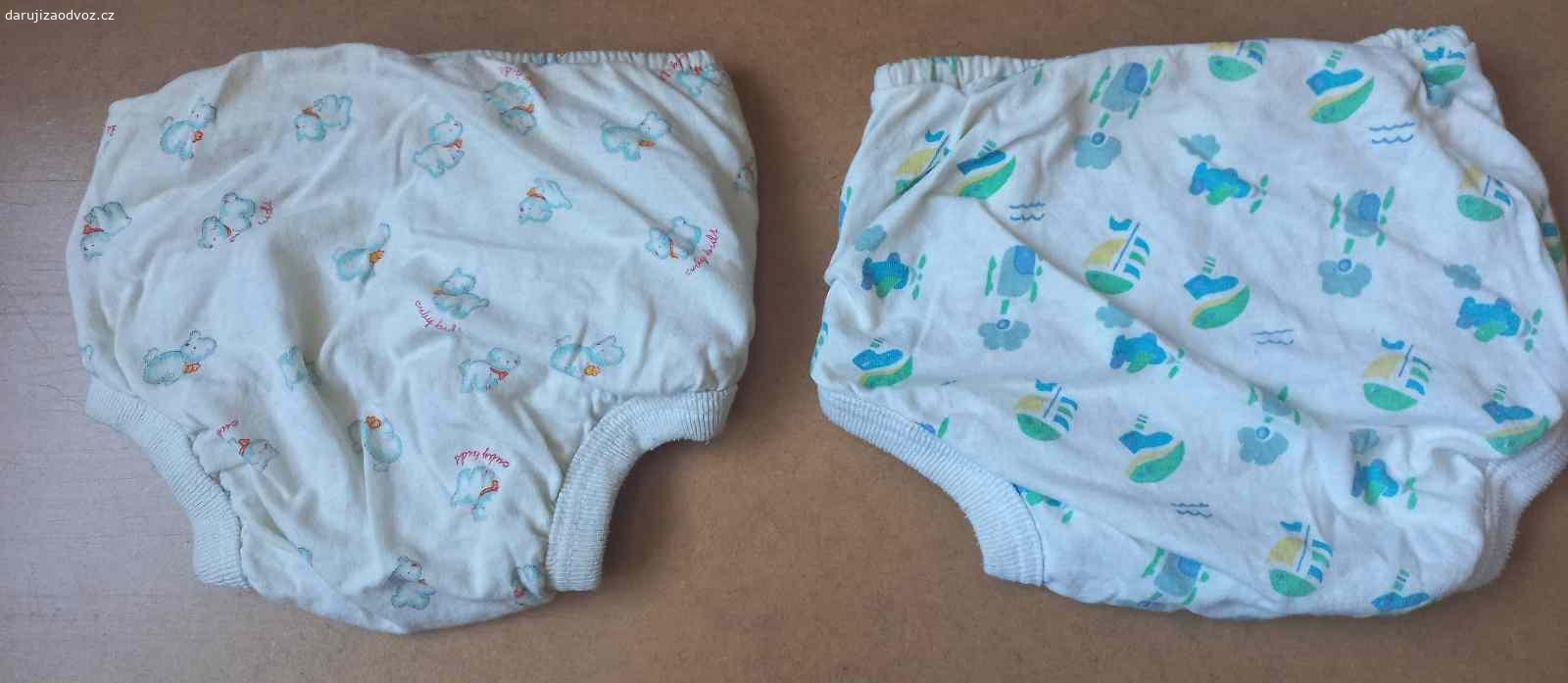 Daruji celkem 8 kusů svrchních plen vel. 7-9 kg. Daruji celkem 8 kusů svrchních plen pro miminka o váze 7 až 9 kg různých výrobců:  3 ks Bambino Mio, 3 ks Gemini basics, 2 ks Jollytoys.