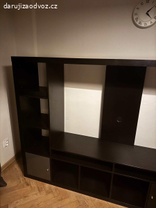 Daruji černou obývací skříň na chatu