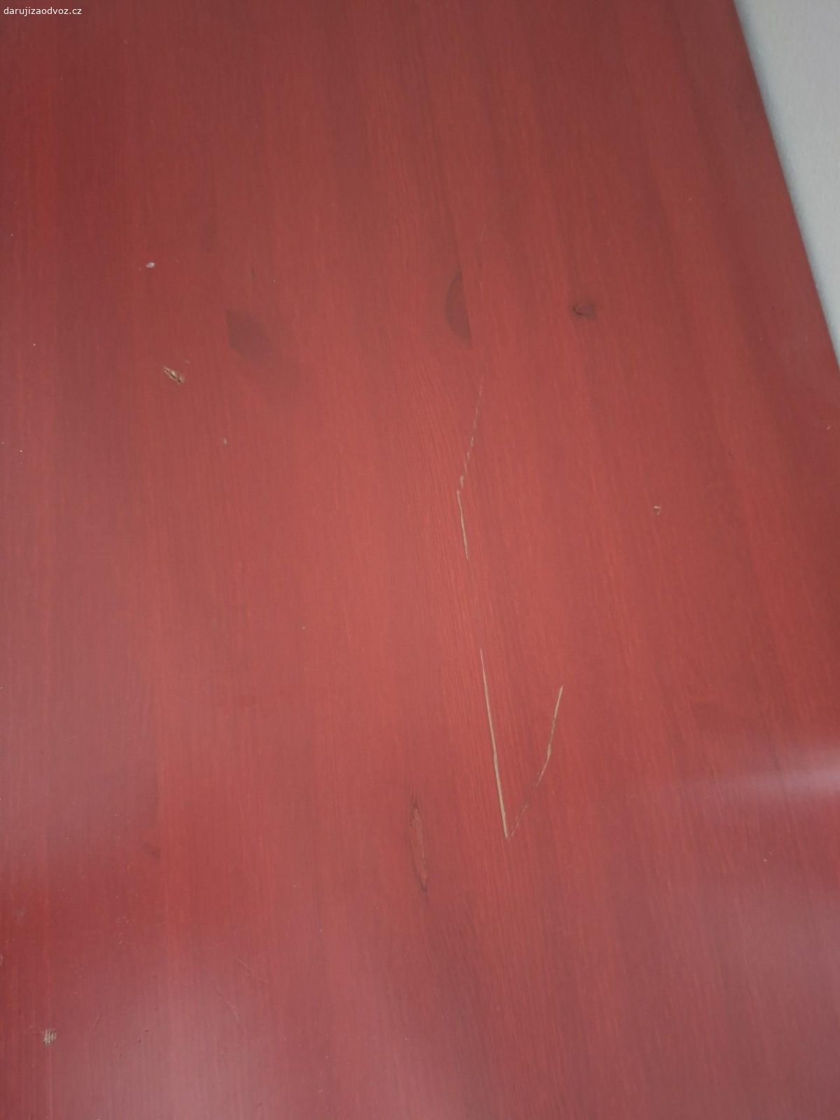 daruji červenou komodu. stav- docela dobrý, nahoře lehce poškrábáná