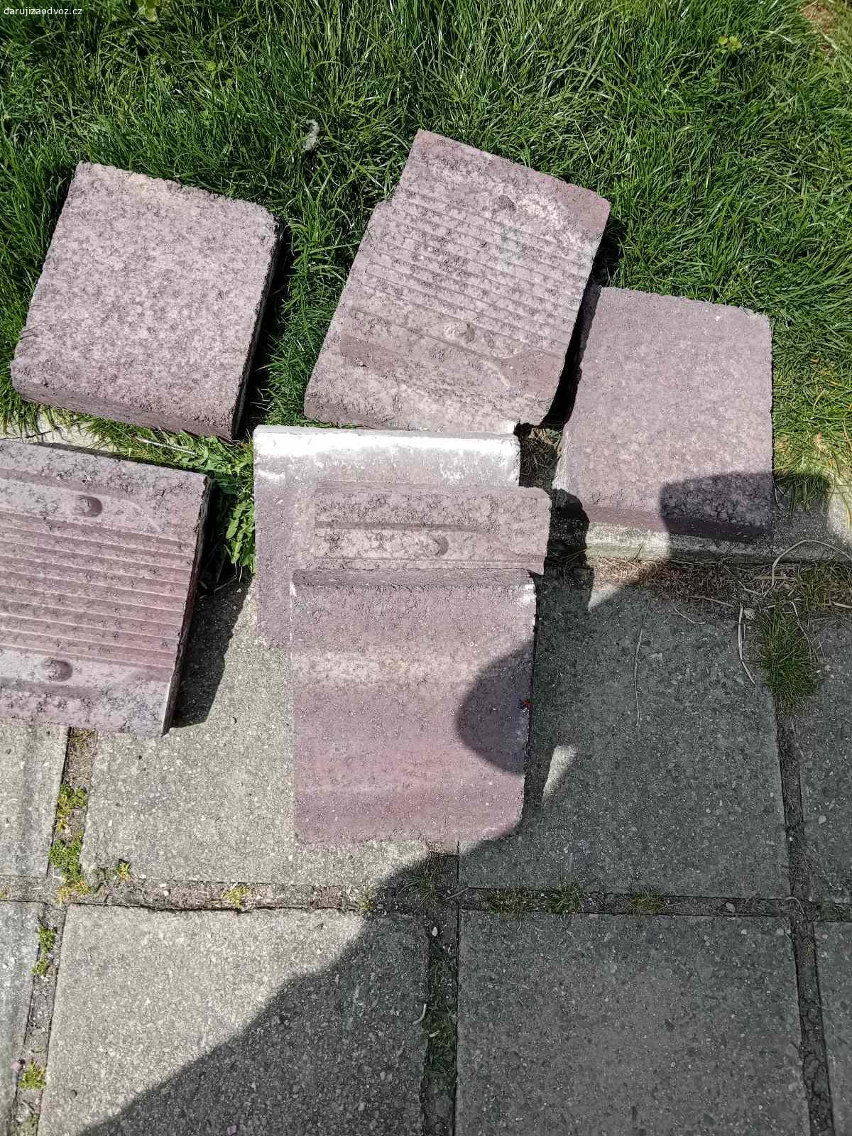 Daruji cihly z akumulačních kamen. Daruji 16 kusů cihel z akumulačních kamen Storad britské výroby, rozměry 19x20x5 kus cca 9 kg, nevím, jestli to vůbec k něčemu je.