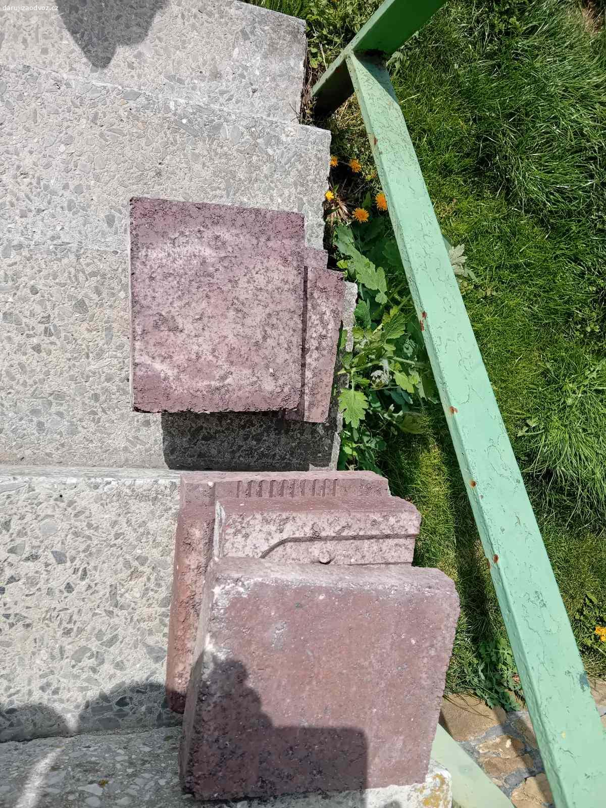 Daruji cihly z akumulačních kamen. Daruji 16 kusů cihel z akumulačních kamen Storad britské výroby, rozměry 19x20x5 kus cca 9 kg, nevím, jestli to vůbec k něčemu je.