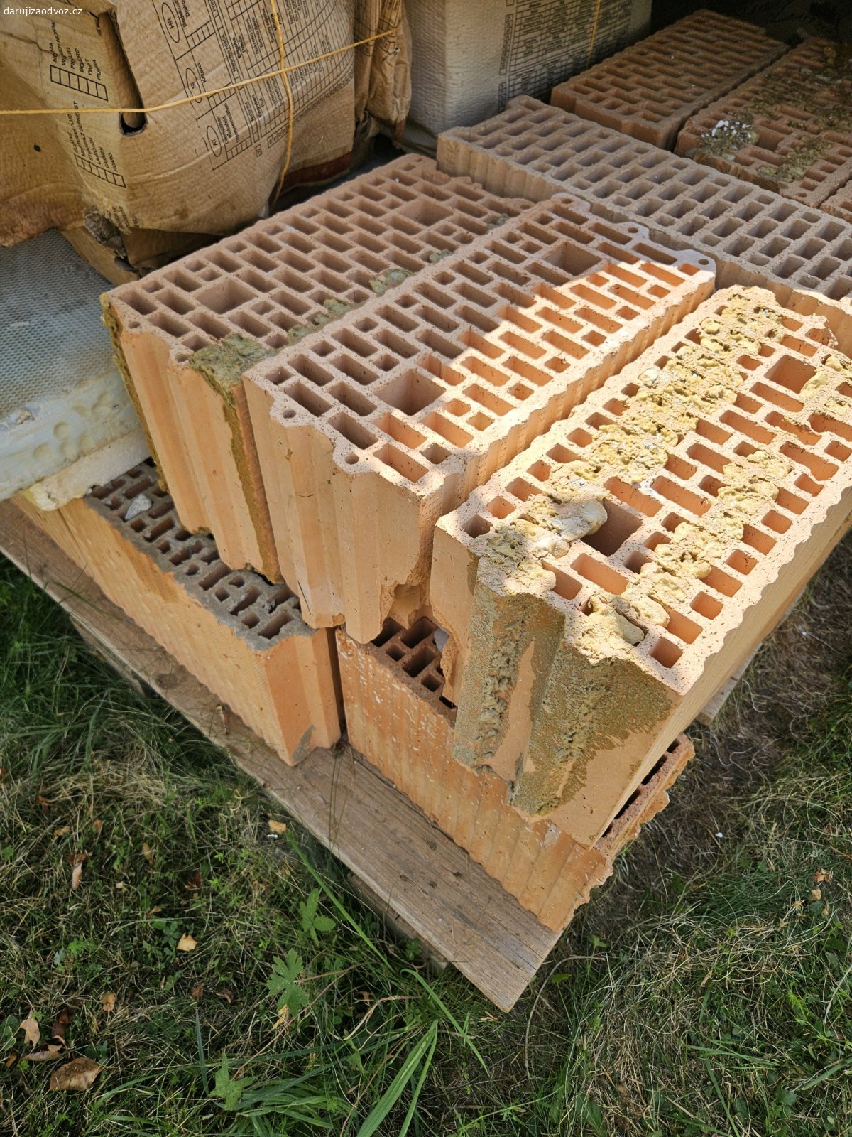 Daruji cihly. Cihla - Wienerberger Porotherm 17.5 cm 175×248×249 mm broušená
20ks 

Cihla - Heluz 44cm  13 ks
 Heluz 30 cm 9ks
 
Vlastní odvoz