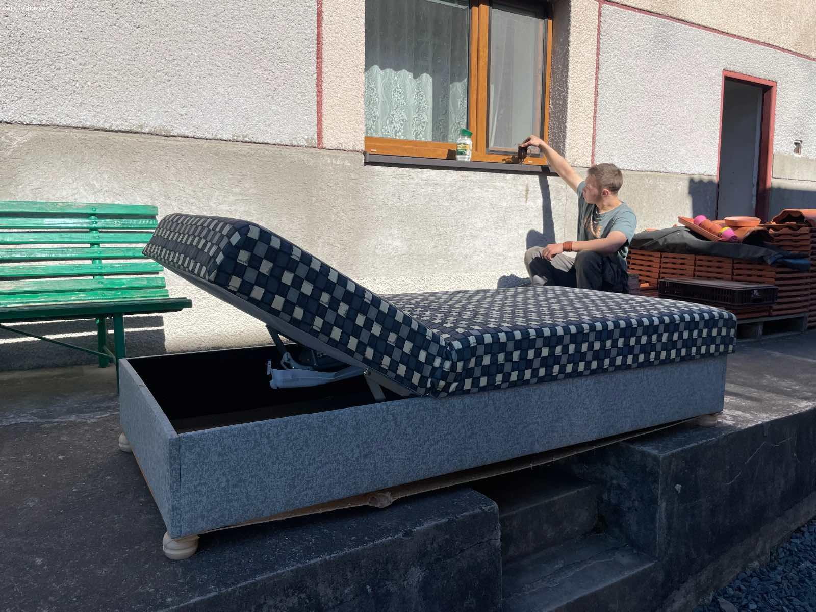 Daruji ctyri postele s uloznym prostorem za odvoz. Daruji ctyri postele s uloznym prostorem za odvoz
Dve jsou kostickovane dve cernofialove.
Maji polohovaci podhlavnik