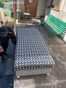 Daruji ctyri postele s uloznym prostorem za odvoz