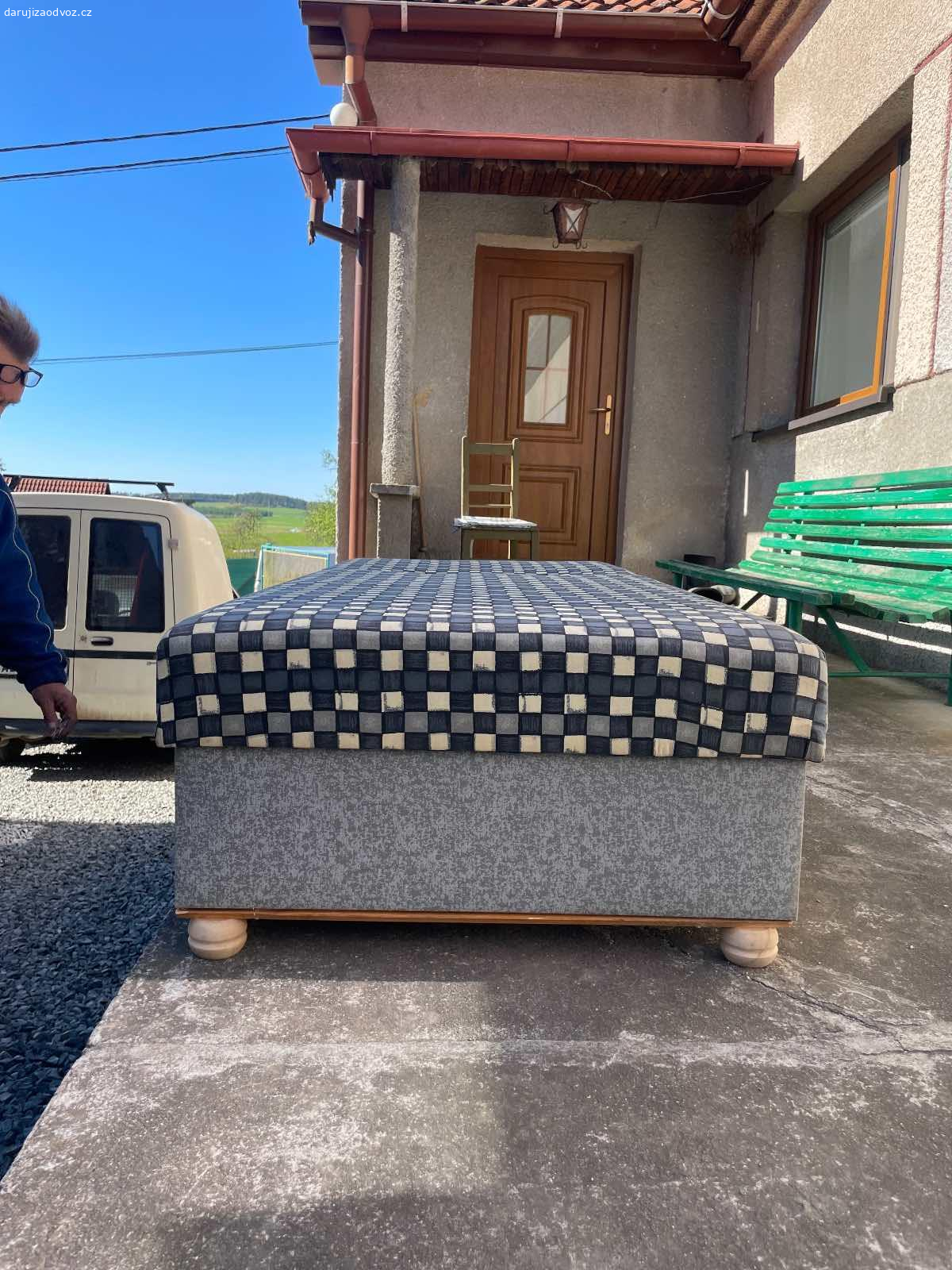 Daruji ctyri postele s uloznym prostorem za odvoz. Daruji ctyri postele s uloznym prostorem za odvoz
Dve jsou kostickovane dve cernofialove.
Maji polohovaci podhlavnik
