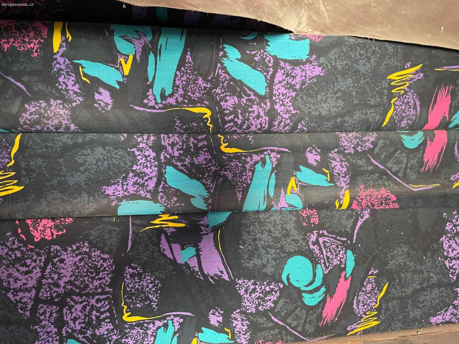 Daruji ctyri postele s uloznym prostorem za odvoz. Daruji ctyri postele s uloznym prostorem za odvoz
Dve jsou kostickovane dve cernofialove.
Maji polohovaci podhlavnik