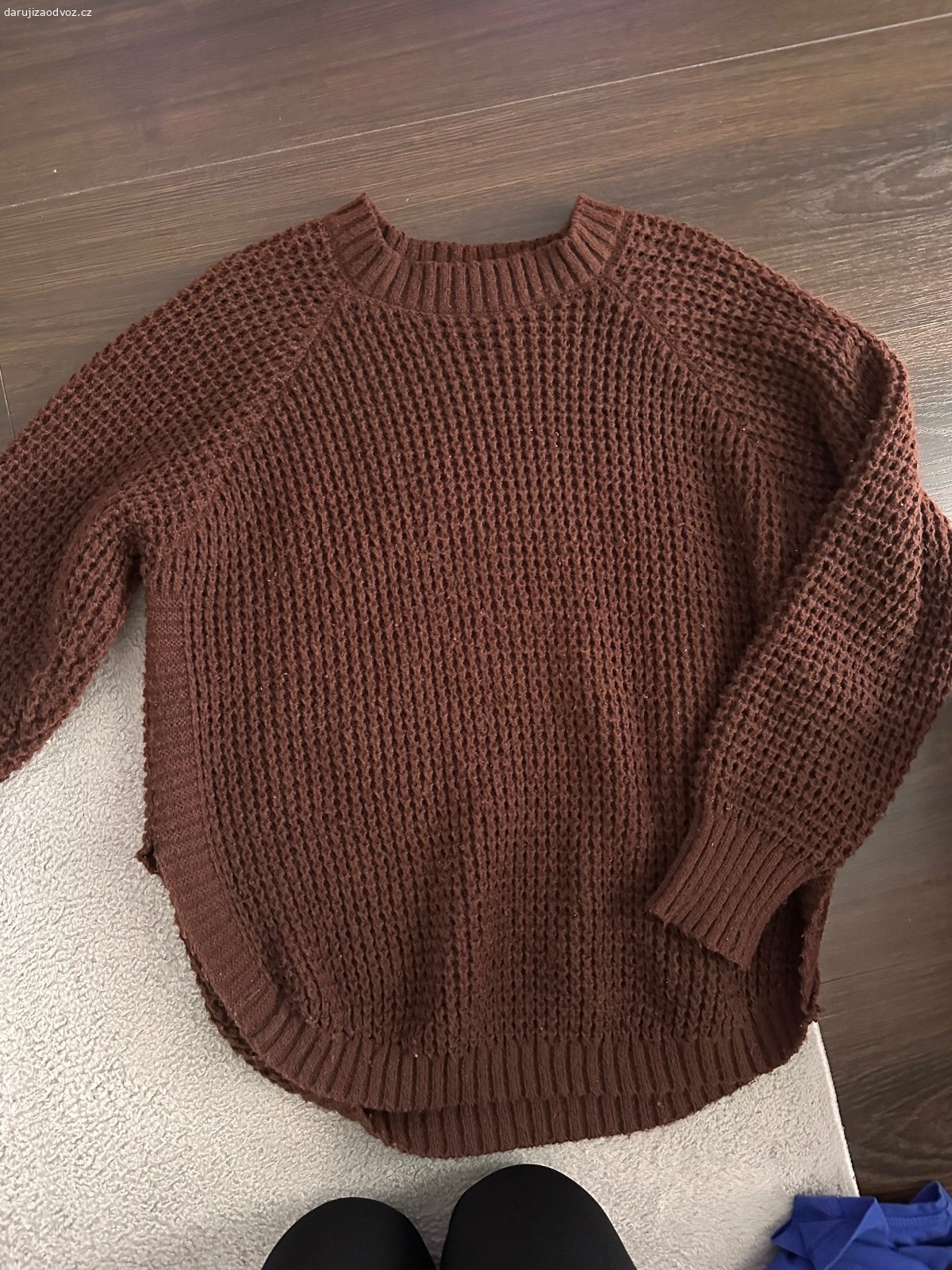 Daruji dámské oblečení. Daruji 2x mikina velikost S 
4x croptop trička velikost S 
1x legíny velikost S 
1x svetr velikost S - ale je vetsi takže určitě by sedl i na M 
- Na nektěrých kusech jsou fleky