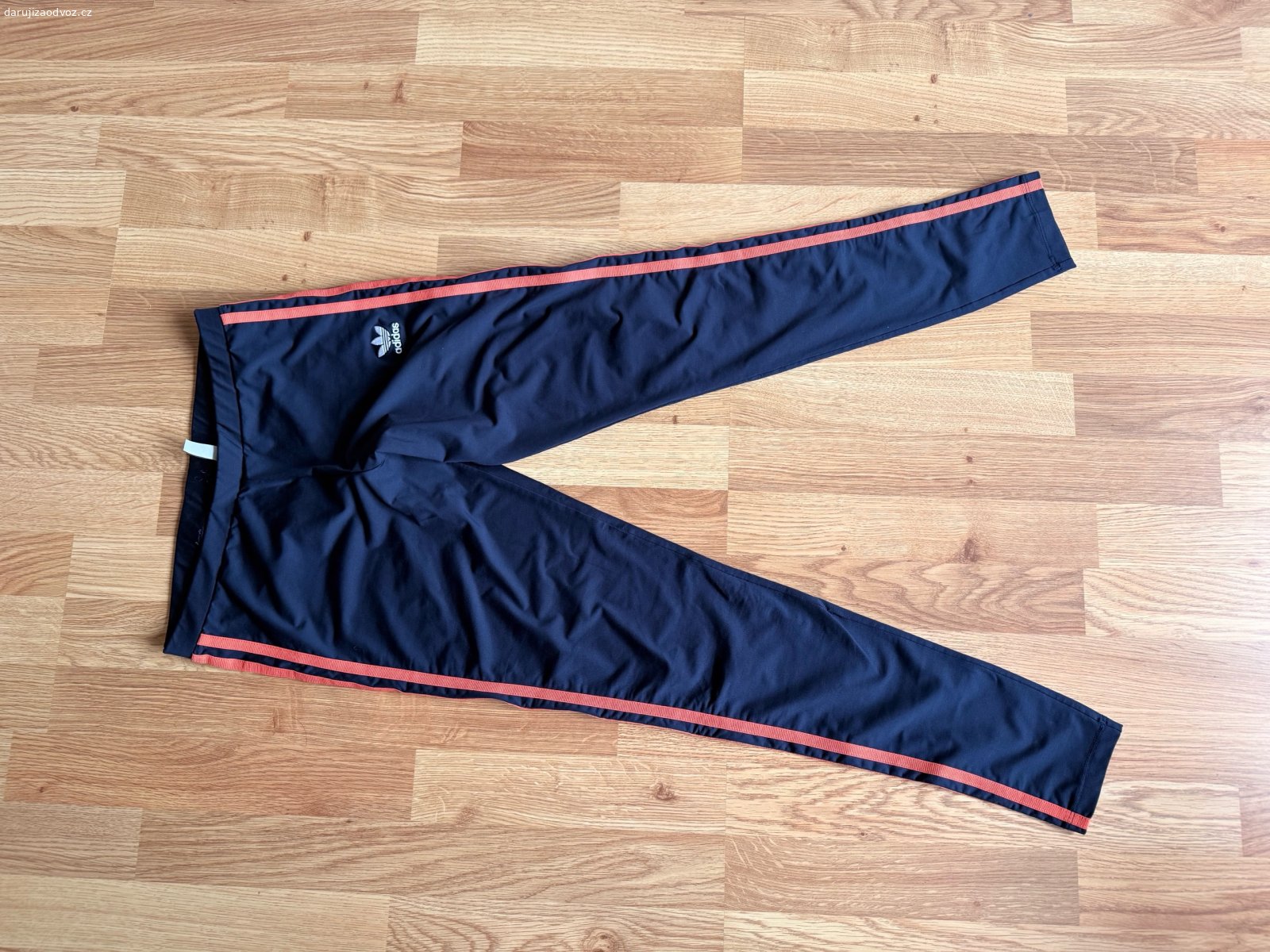 Daruji dámské sportovní legínyAdidas. Daruji dámské sportovní legíny Adidas Originals.

* Velikost 40 (EU) / M (viz štítek)
* Barva tmavě modrá s korálovými pruhy
* Délka cca 86 cm
* Nošené, zachovalý stav, bez děr

Někomu ještě určitě poslouží na sport i běžné nošení.