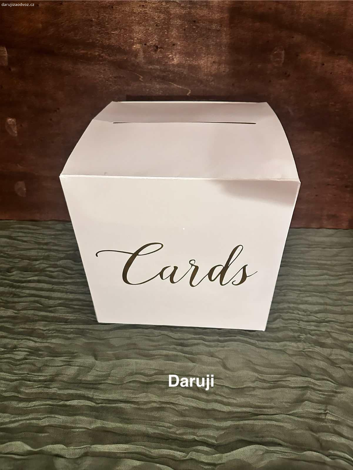 Daruji dekorace ze svatby. Daruji zbylé dekorace ze svatby. Stojan na šperky. 
Možné osobní předání v Plzni, nebo po uhrazení Zásilkovny poslat balíkem.