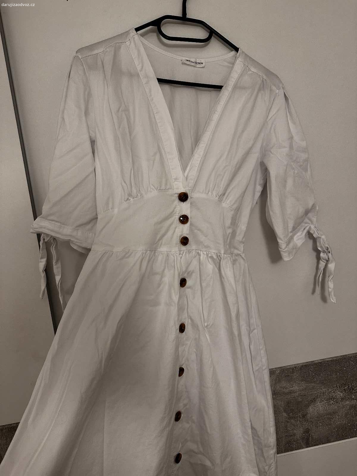 Daruji dekorace ze svatby. Daruji zbylé dekorace ze svatby. Stojan na šperky. 
Možné osobní předání v Plzni, nebo po uhrazení Zásilkovny poslat balíkem.