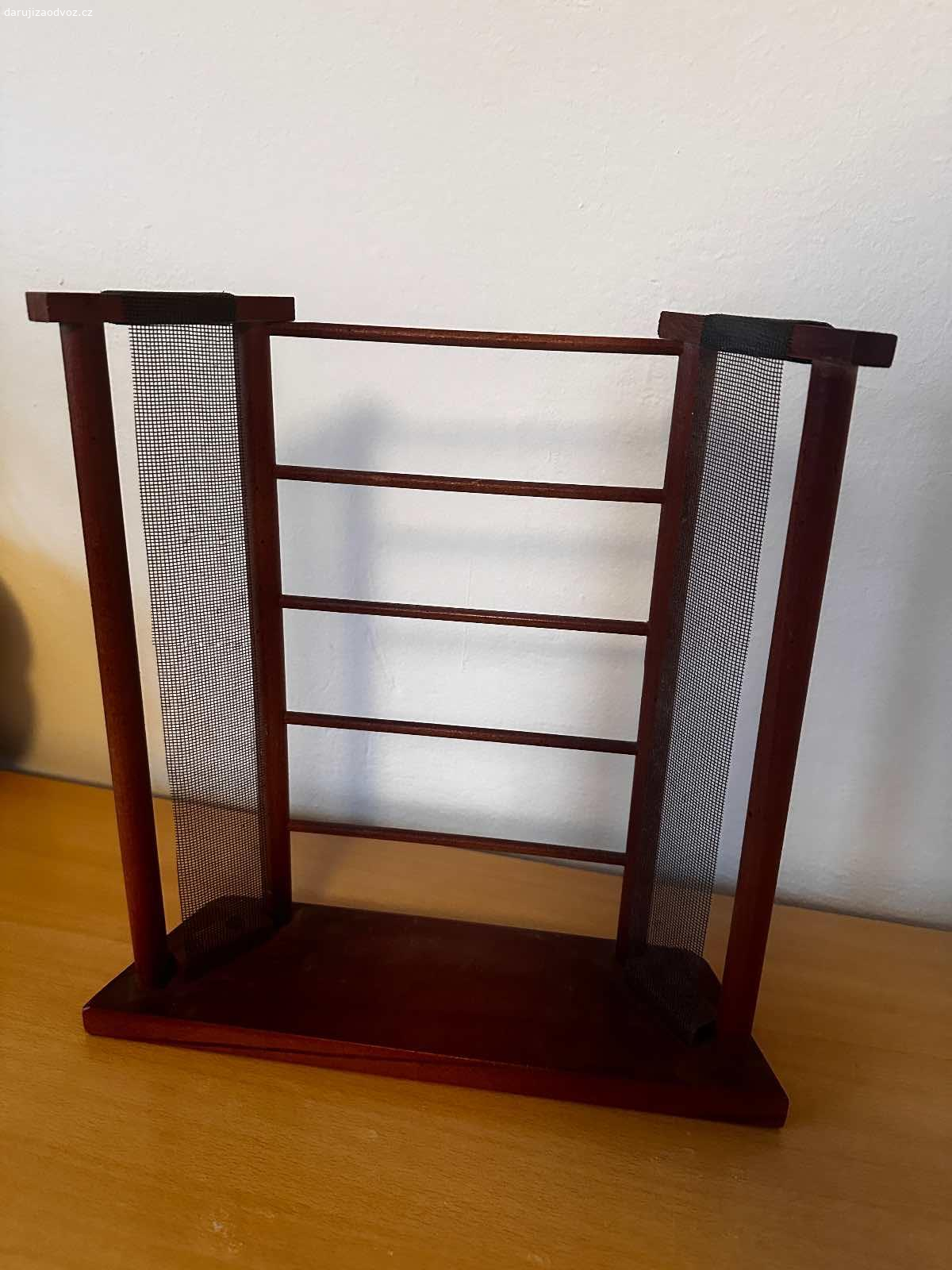 Daruji dekorace ze svatby. Daruji zbylé dekorace ze svatby. Stojan na šperky. 
Možné osobní předání v Plzni, nebo po uhrazení Zásilkovny poslat balíkem.