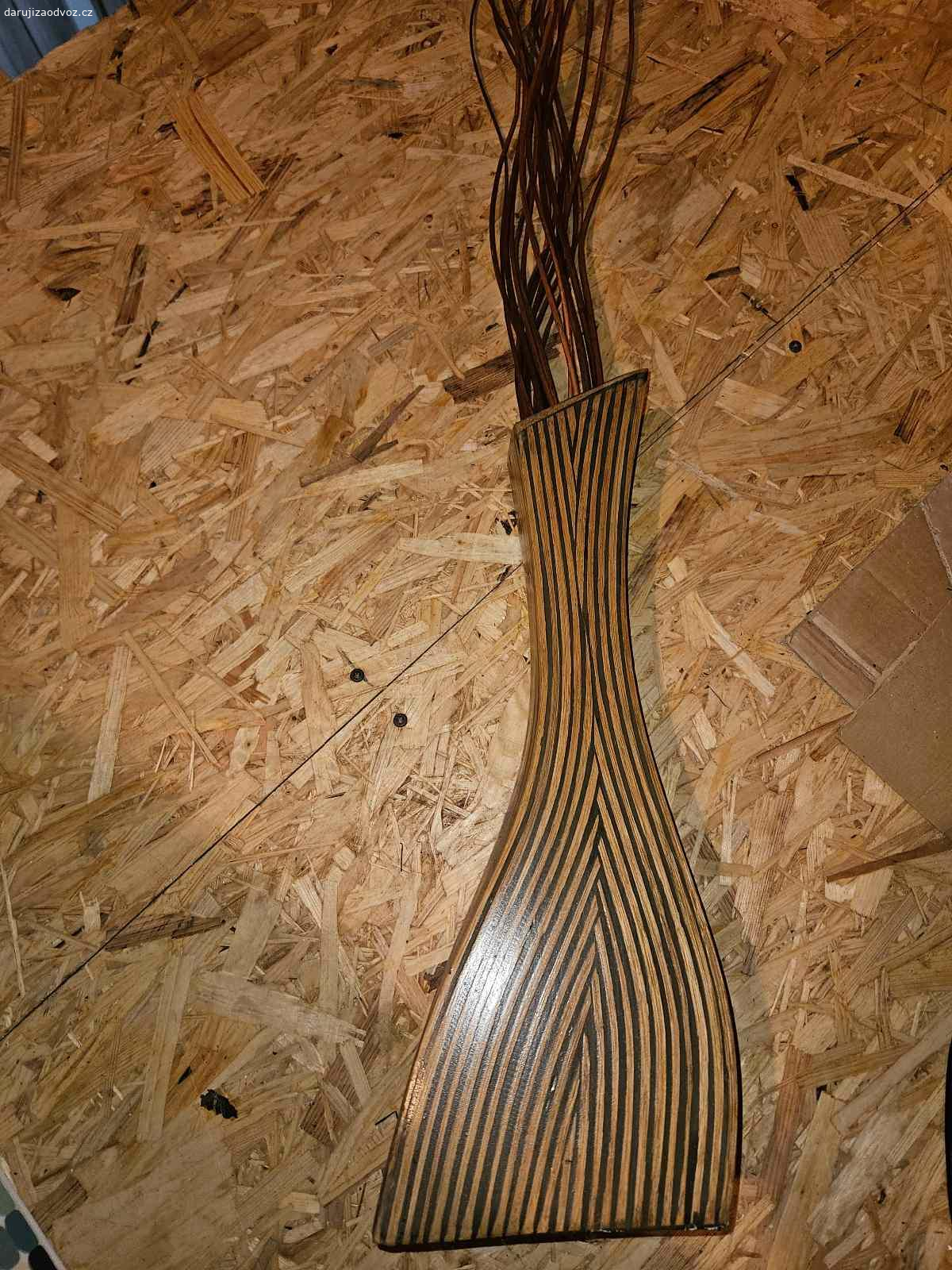 Dekoracni vaza ze dreva. Jiz nevyuziji. Daruji za odvoz . Kdo drive vyzvedne,toho bude.

Vyska cca 50 cm.