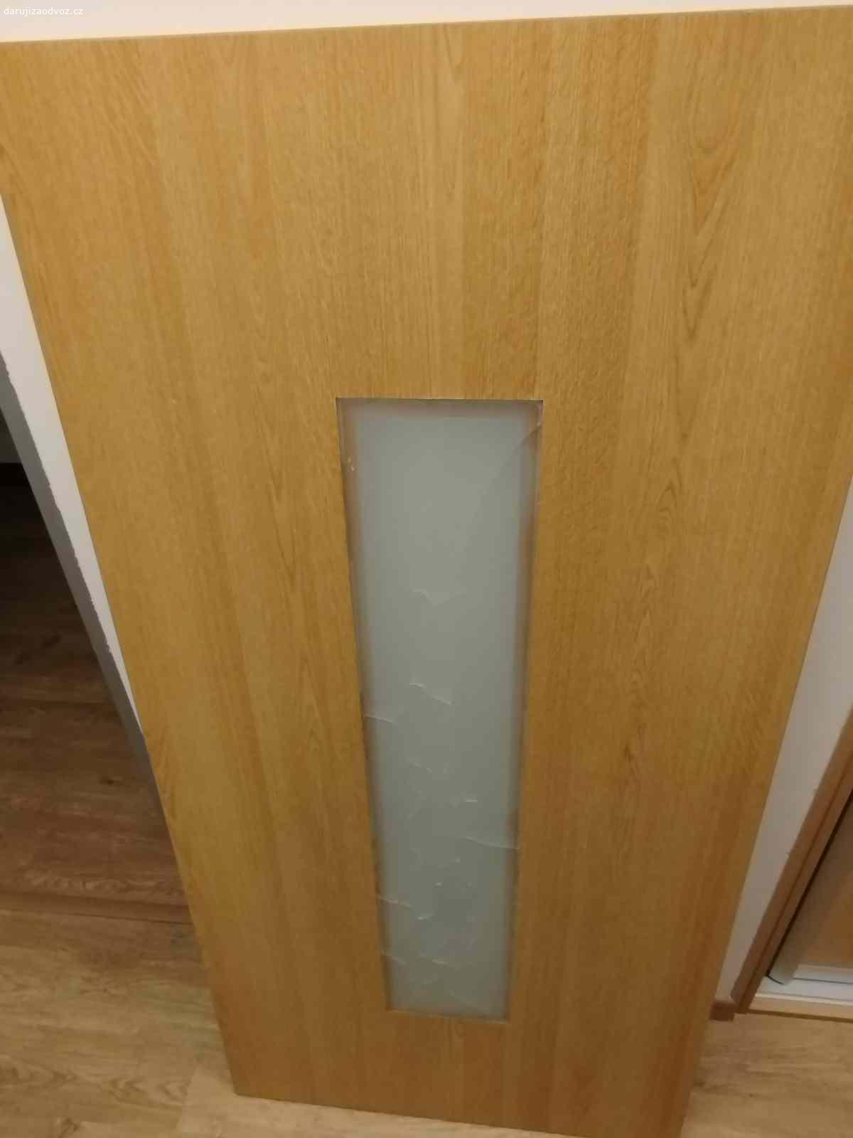Daruji desku stolu. Daruji za odvoz desku stolu 79 x160 cm, fólie Egger dub přírodní. Deska ná uprostřed vlepené dekorativní sklo. To je však popraskané.