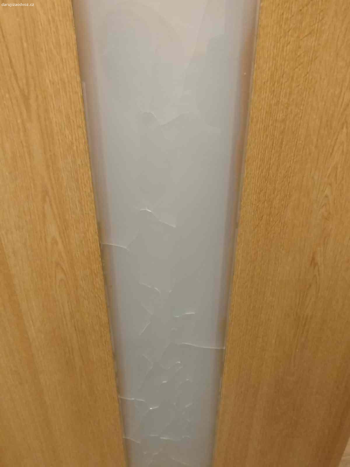 Daruji desku stolu. Daruji za odvoz desku stolu 79 x160 cm, fólie Egger dub přírodní. Deska ná uprostřed vlepené dekorativní sklo. To je však popraskané.