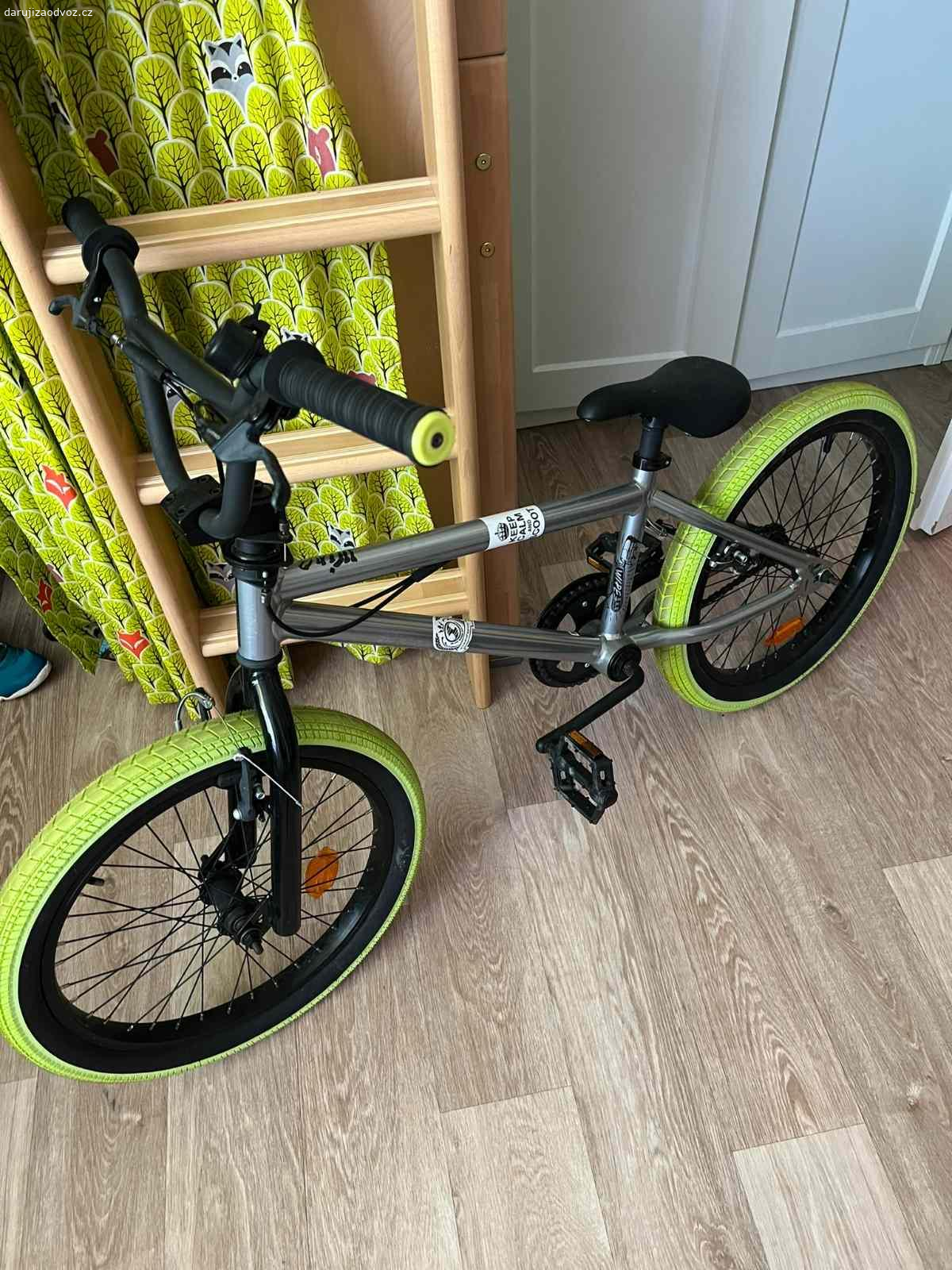 Daruji dětská kola, koloběžku, peggy board.. Daruji za odvoz dvě dětská decathlon kola, téměř nepoužívané BMX (věk dítěte 8-12let), běžné kolo se zadní přehazovačkou (věk dítěte 5-7let), růžovo šedou koloběžku Globber a bledě modrý decathlo peggy board (malý skate, ne na freestyle), stav věcí je funkční viz obrázky v příloze, preferujeme odvoz všech těchto věcí.