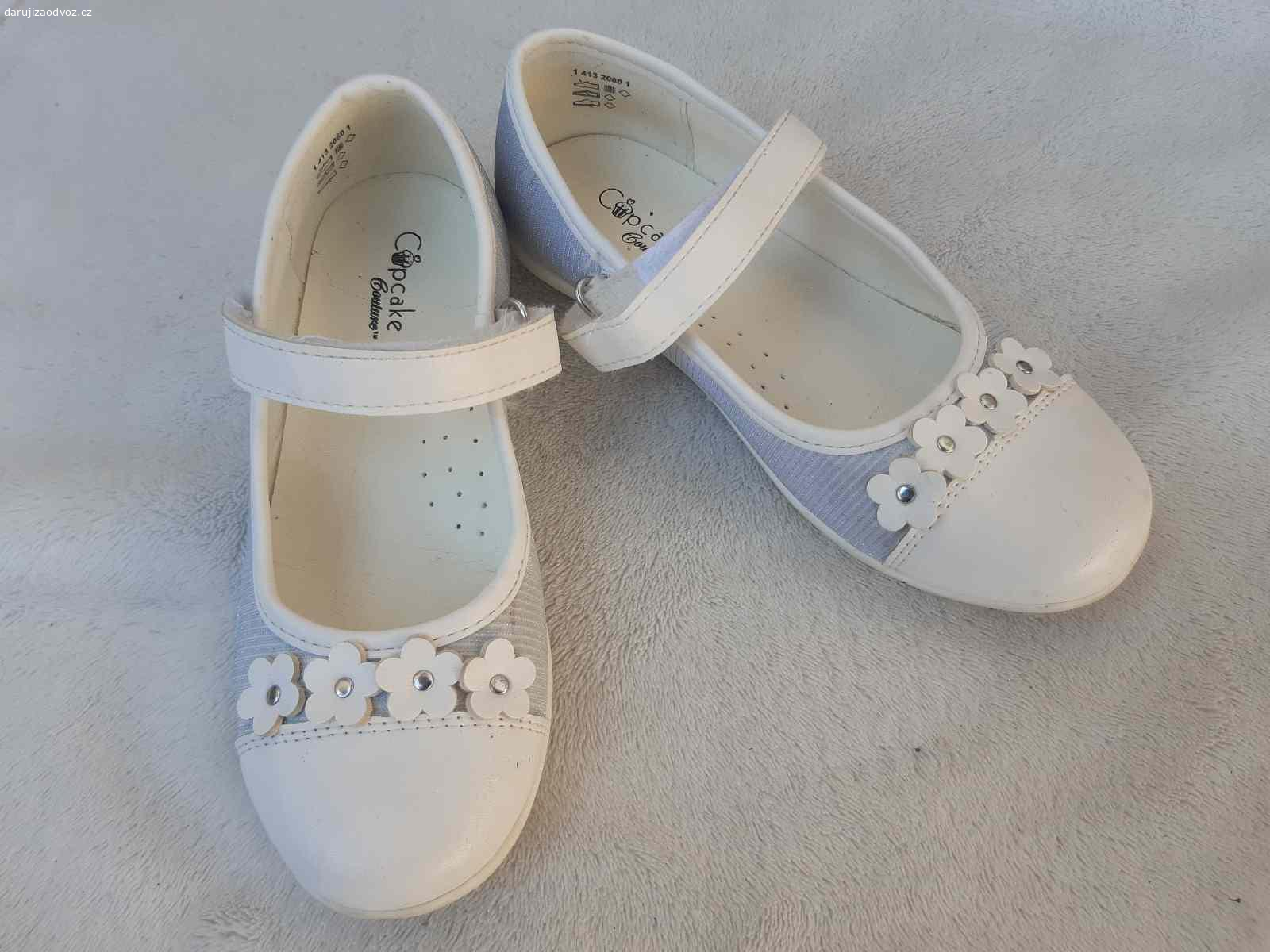 Daruji dětské baleríny. Daruji za odvoz nebo za poštovné nenošené dětské baleríny. Obuté jen 1x na družičkování. Velikost 29. Značka Cupcake Couture. Tvarovaná stélka.