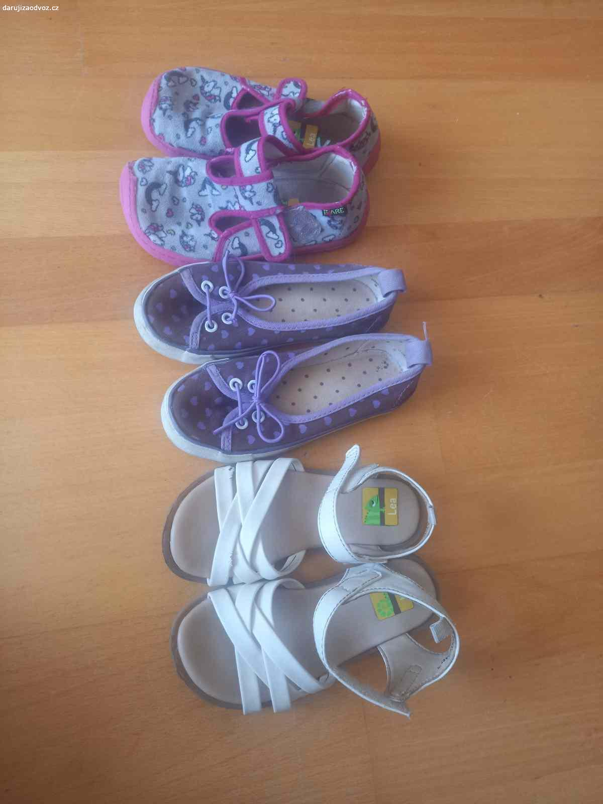 Daruji dětské/dívčí botičky vel. 25. Daruji nošené dětské botičky velikosti 25. Předání ideálně Praha 13, ale může být i v centru.