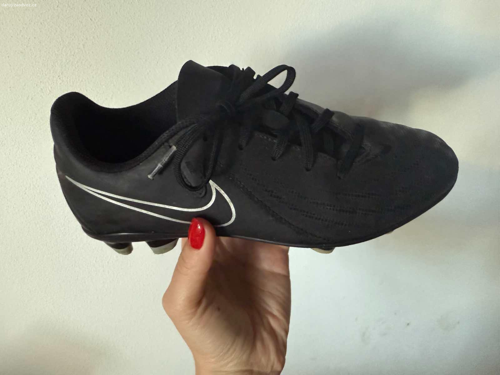 Daruji dětské kopačky vel 36. Daruji za odnos detske kopacky Nike, vel 36. Pouzivane, ale spis malo, bez vad.