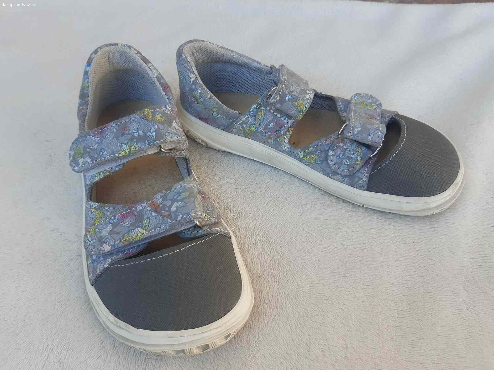 Daruji dětské sandály. Daruji za poštovné nebo za odvoz dětské téměř nenošené sandály (obuty 3x). Značka Jonap. Velikost 31. Potisk motýlci.