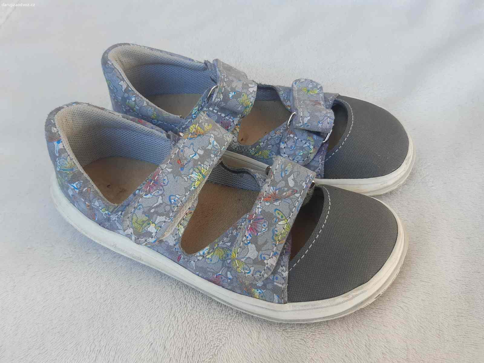 Daruji dětské sandály. Daruji za poštovné nebo za odvoz dětské téměř nenošené sandály (obuty 3x). Značka Jonap. Velikost 31. Potisk motýlci.