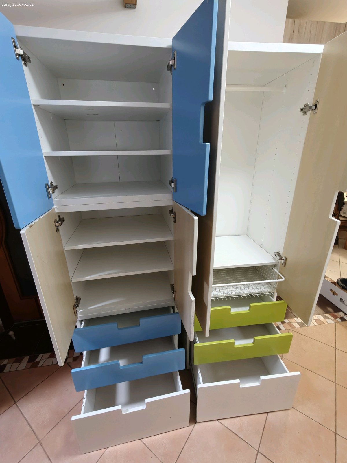 Daruji dětské šatní skříně z IKEA. Starší skříně, plně funkční, byly sešroubovány dohromady, šrouby a spojky vám k nim dám. Přední dvířka jsou trochu poškozená od samolepek a poškrábaná.
Skříně vám částečně rozeberu aby šly odvézt.