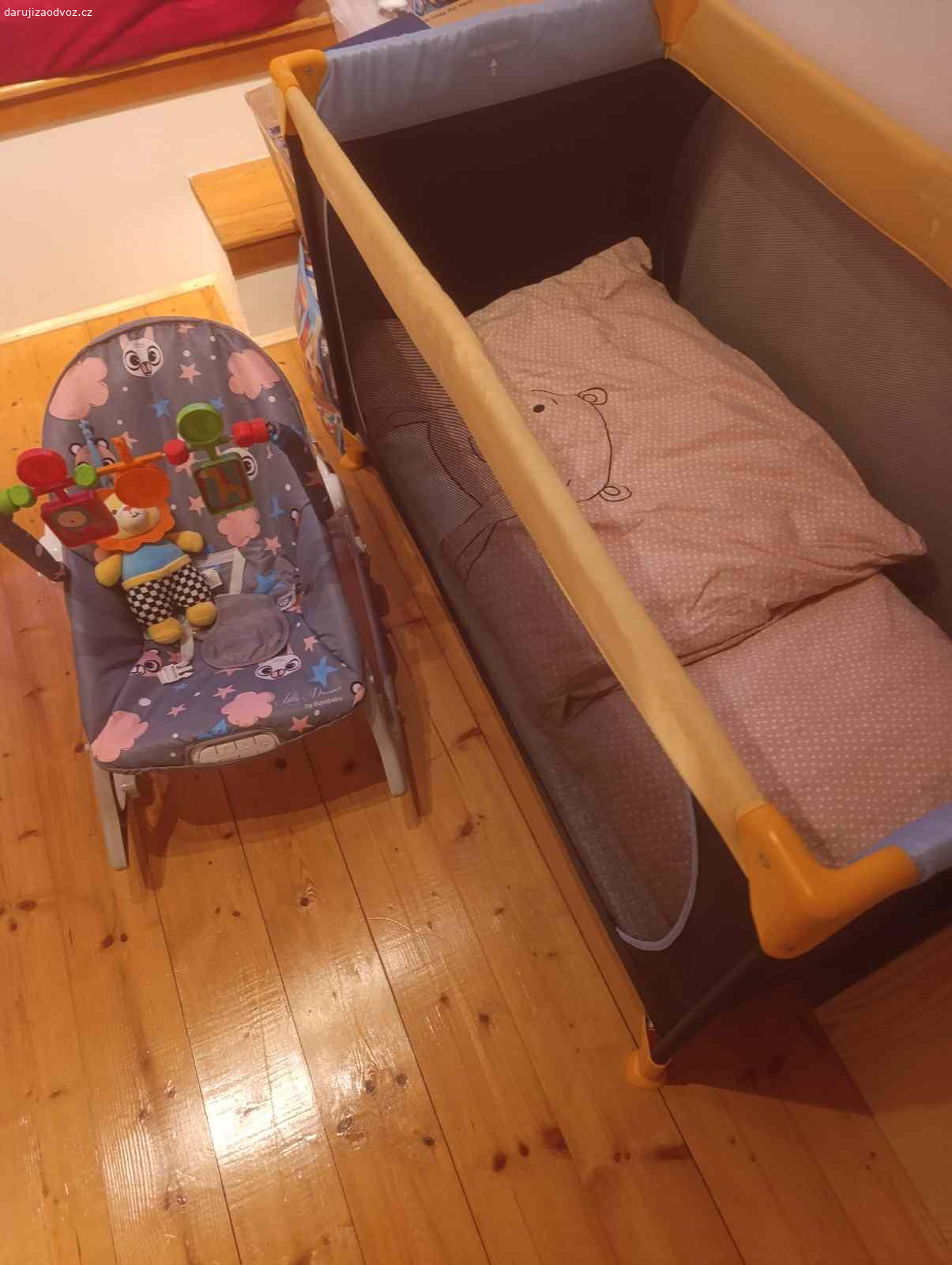 Daruji dětskou cestovní postýlku.. Obsahuje matrací, polštářek, přikrývku a přidáme houpací vajíčko. Vše bylo použito pouze dvakrát.