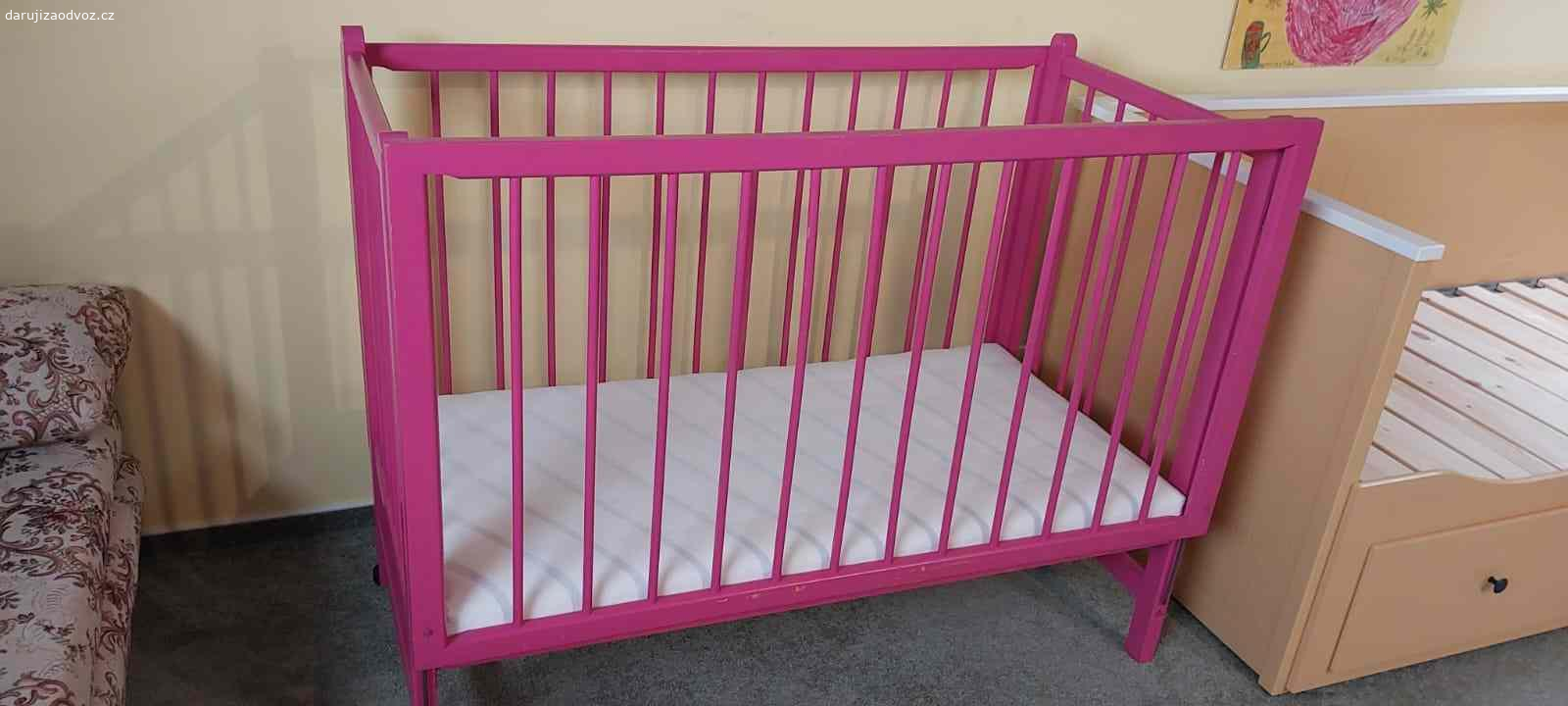 Daruji dětskou drevenou postylku s matrací. Dřevěná postýlka, plně funkční, rozložená. Postranice stahovací. Natřená na růžovou, v některých místech mírně opotřebovaný lak, ale foto je aktuální. S čistou použitelnou matrací.
Za odvoz, u Líbeznice, 12 km od Prahy, Bašť