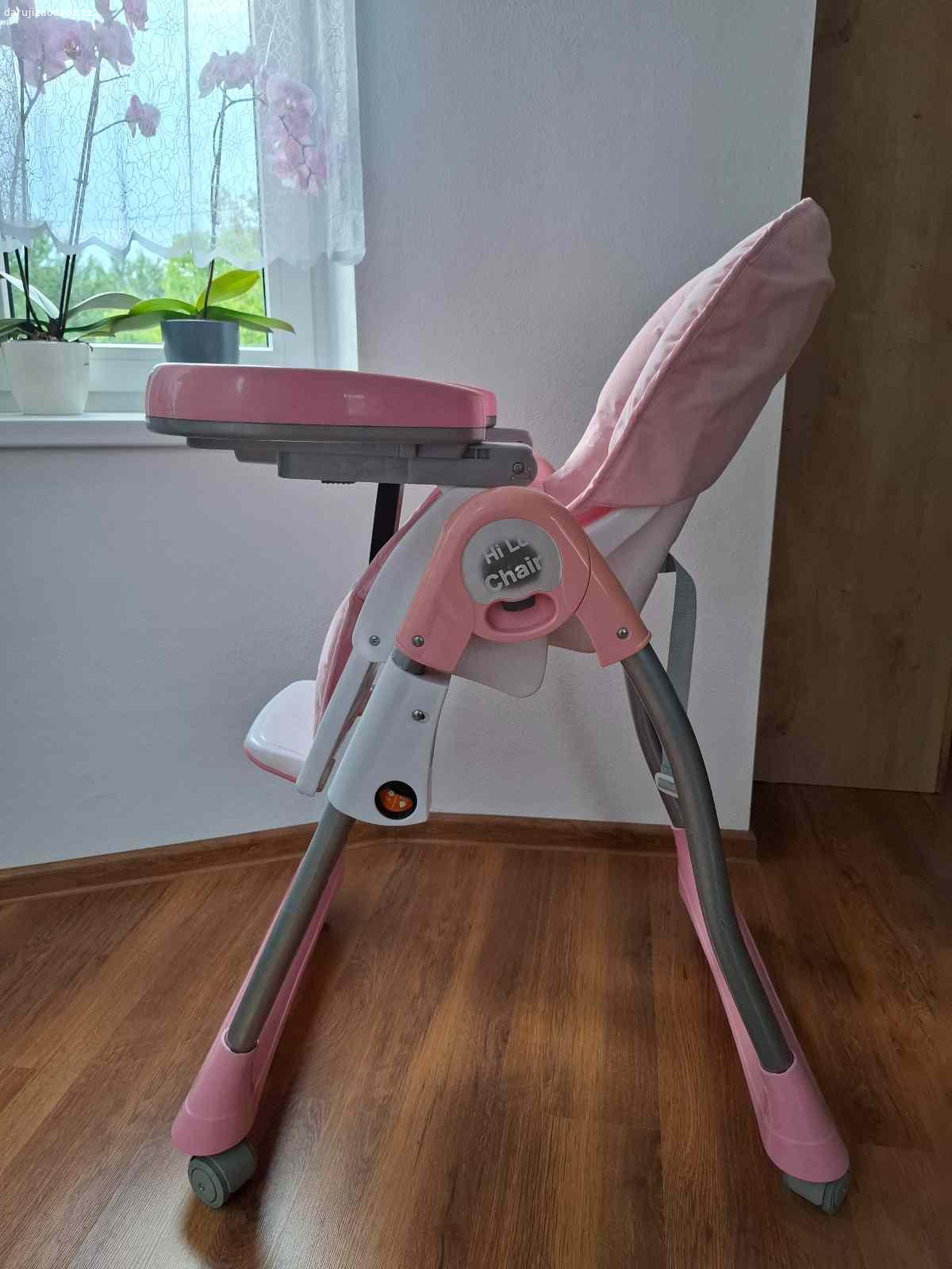 Dětská jídelní stolička. Vyměním za bonboniéru skládací růžovou dětskou jídelní stoličku po 2 dětech. Vhodná do 3 let. 
Rozměr v rozloženém stavu š x h x v : 58 x 72 x 100 cm.
Pouze osobní odběr, nikoliv přes kurýrní službu.