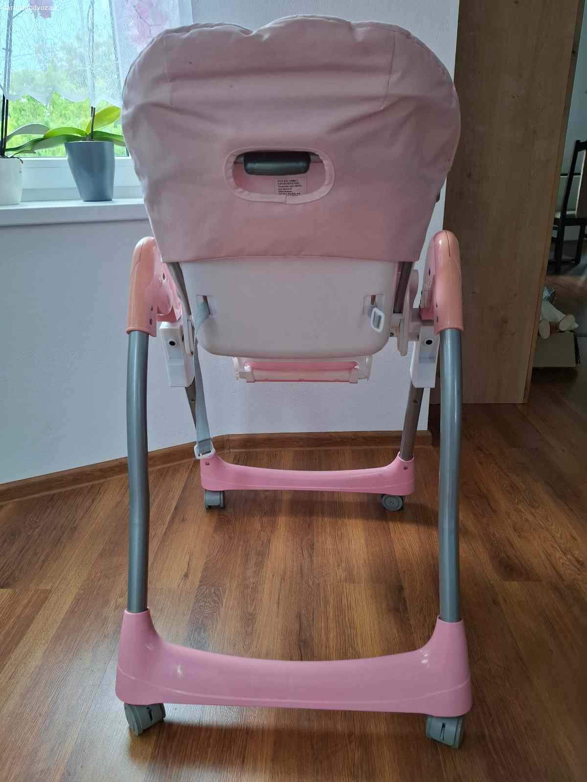 Dětská jídelní stolička. Vyměním za bonboniéru skládací růžovou dětskou jídelní stoličku po 2 dětech. Vhodná do 3 let. 
Rozměr v rozloženém stavu š x h x v : 58 x 72 x 100 cm.
Pouze osobní odběr, nikoliv přes kurýrní službu.